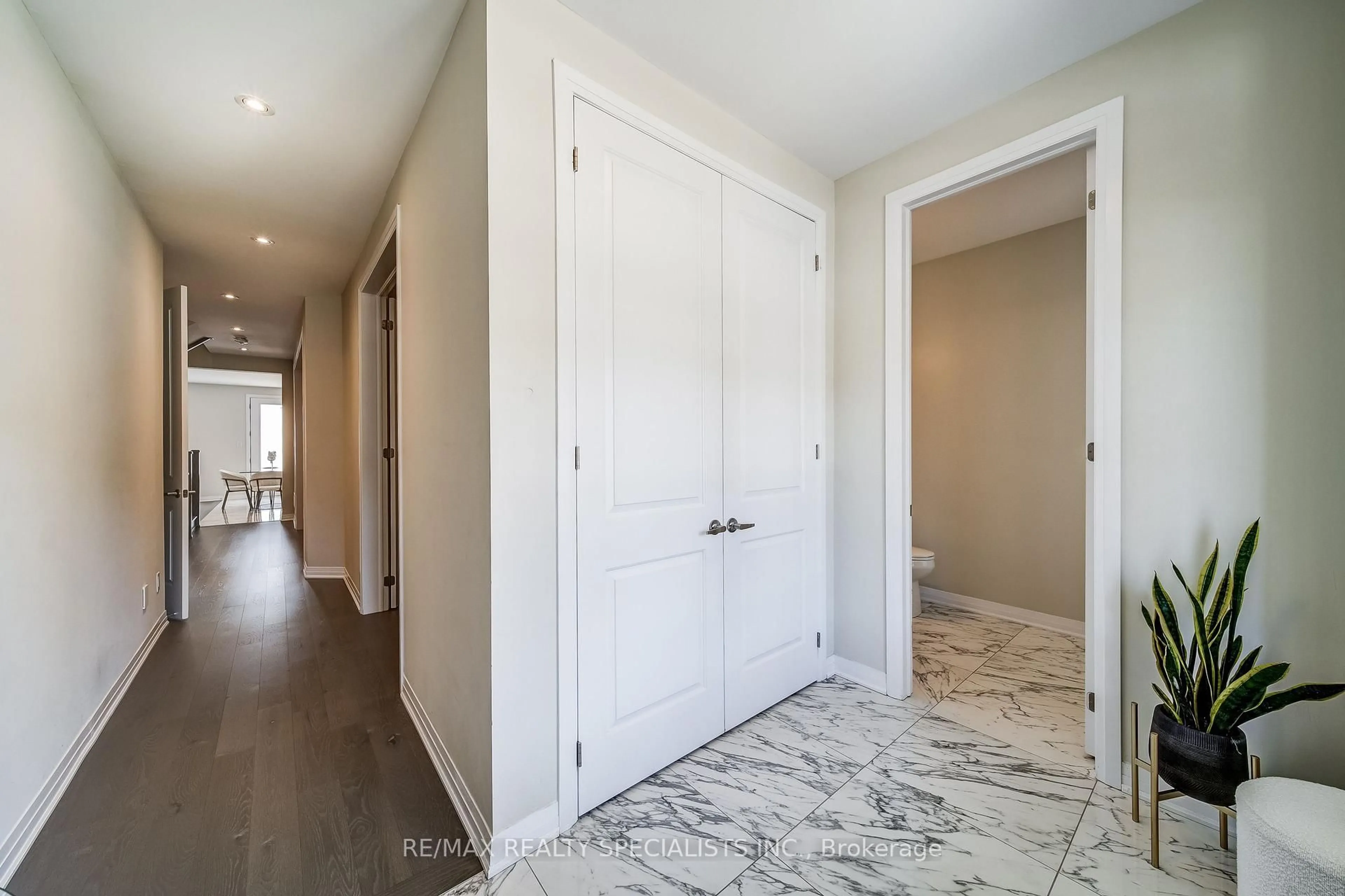 Indoor entryway for 1698 Corsal Crt, Innisfil Ontario L9S 0P9