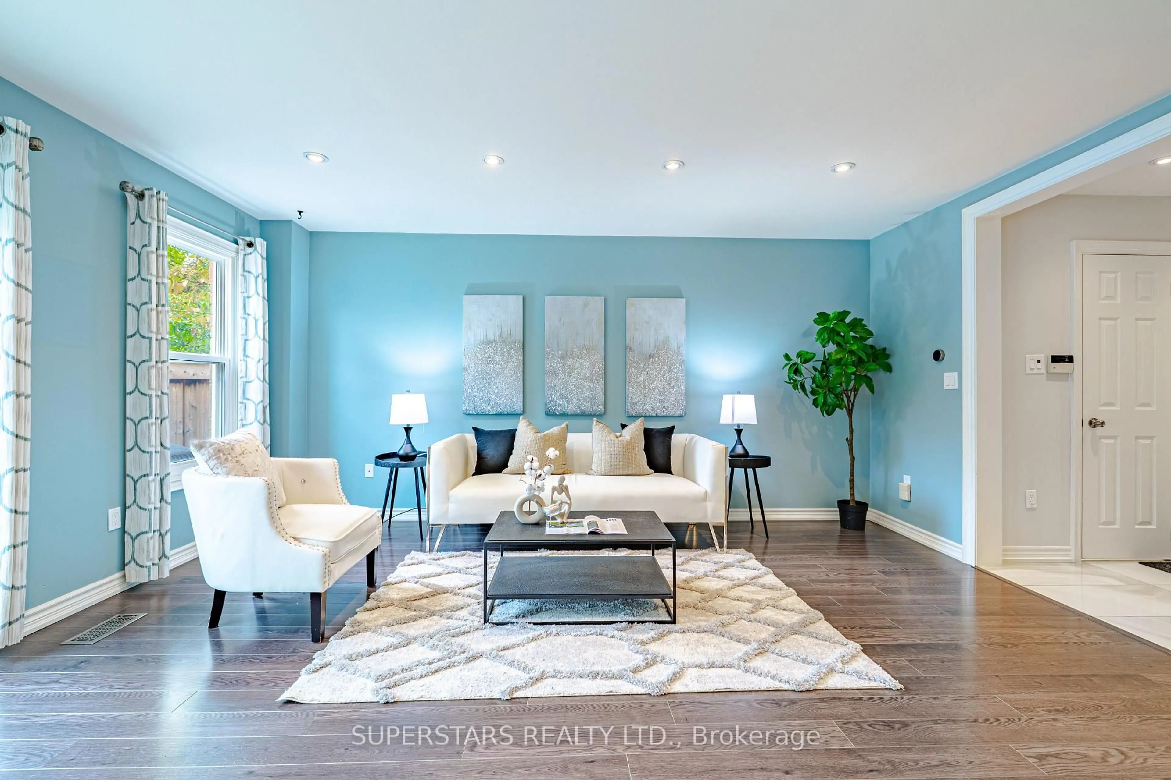 Living room with furniture, wood/laminate floor for 7 Steepleview Cres, Richmond Hill Ontario L4C 9R1