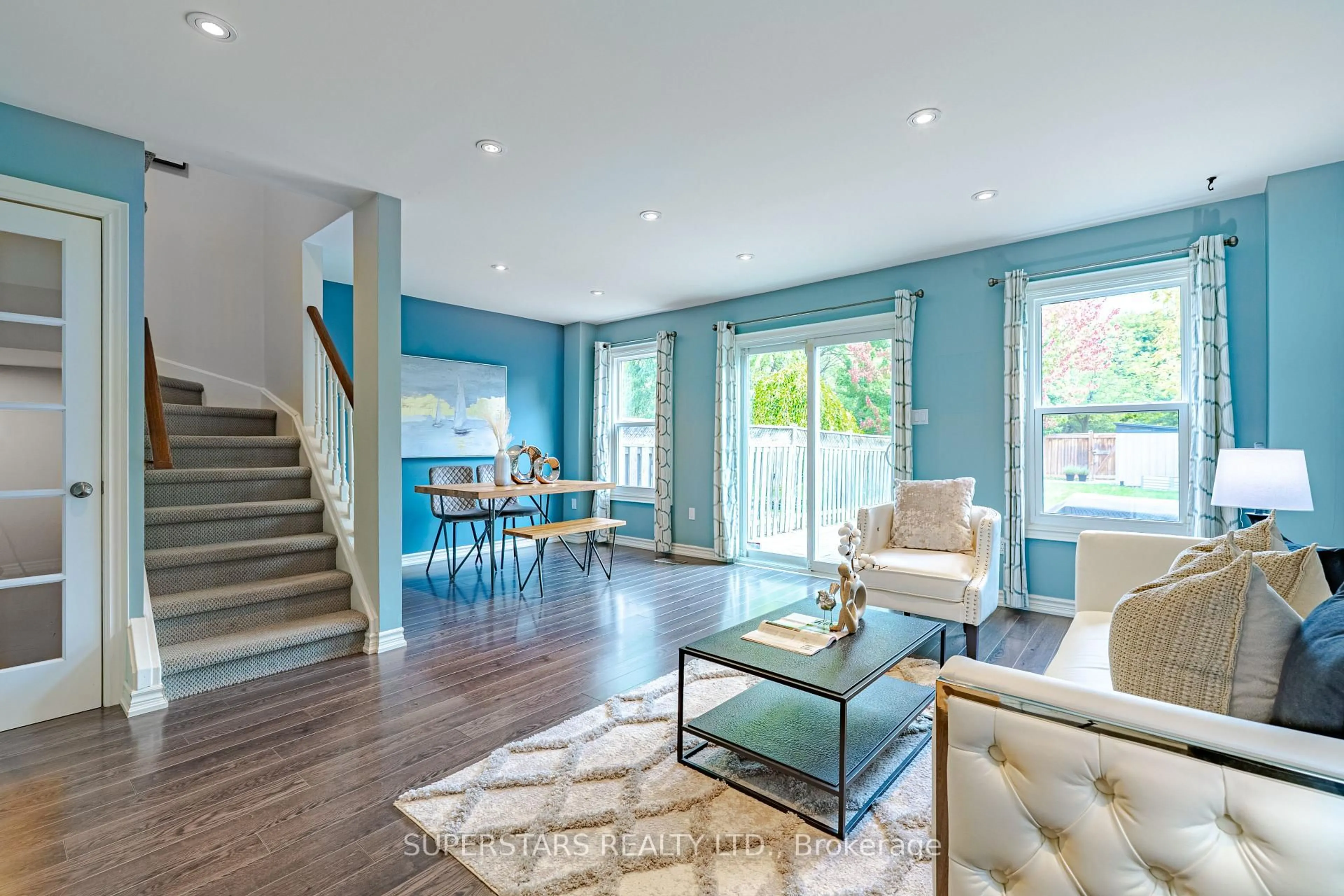 Living room with furniture, unknown for 7 Steepleview Cres, Richmond Hill Ontario L4C 9R1