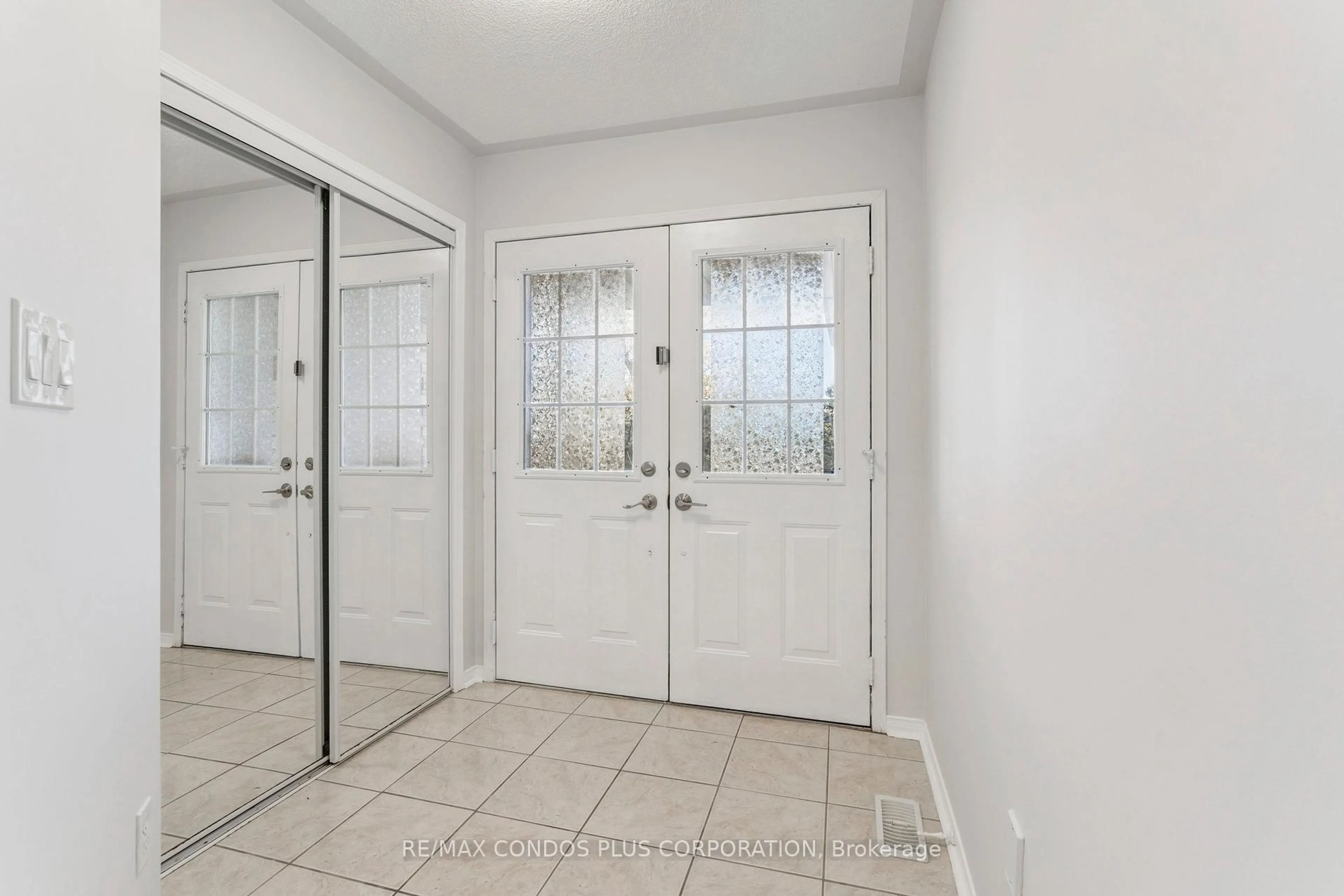 Indoor entryway for 289 Deepsprings Cres, Vaughan Ontario L6A 3L6