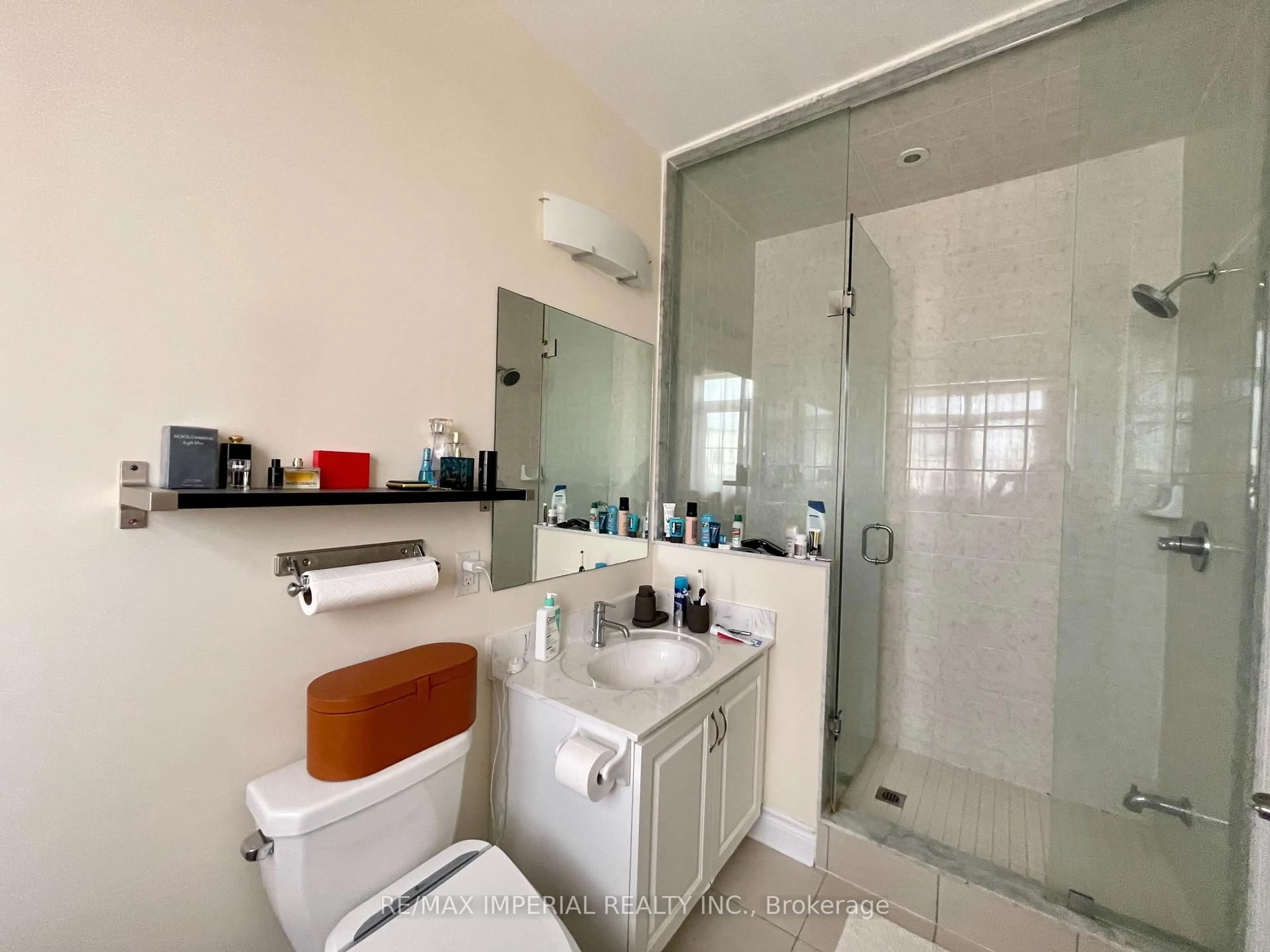 Standard bathroom, ceramic/tile floor for 36 Carrville Woods Circ, Vaughan Ontario L6A 4Z6