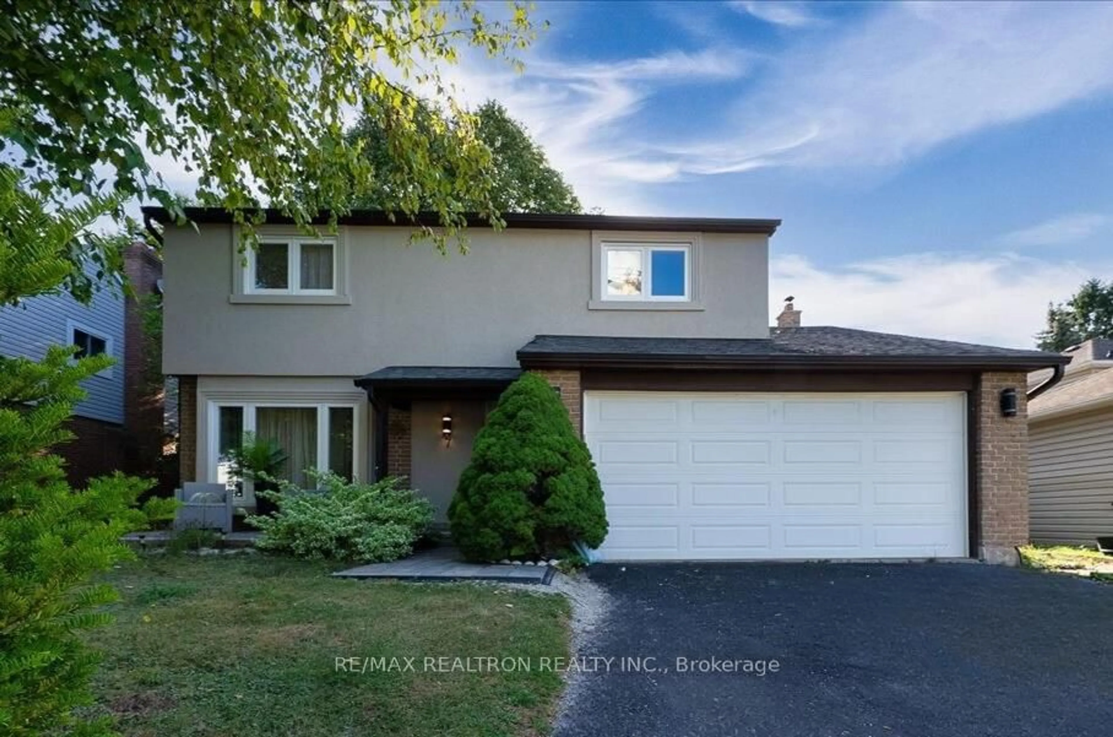 Home with vinyl exterior material, street for 7 Grist Mill Rd, East Gwillimbury Ontario L9N 1B9