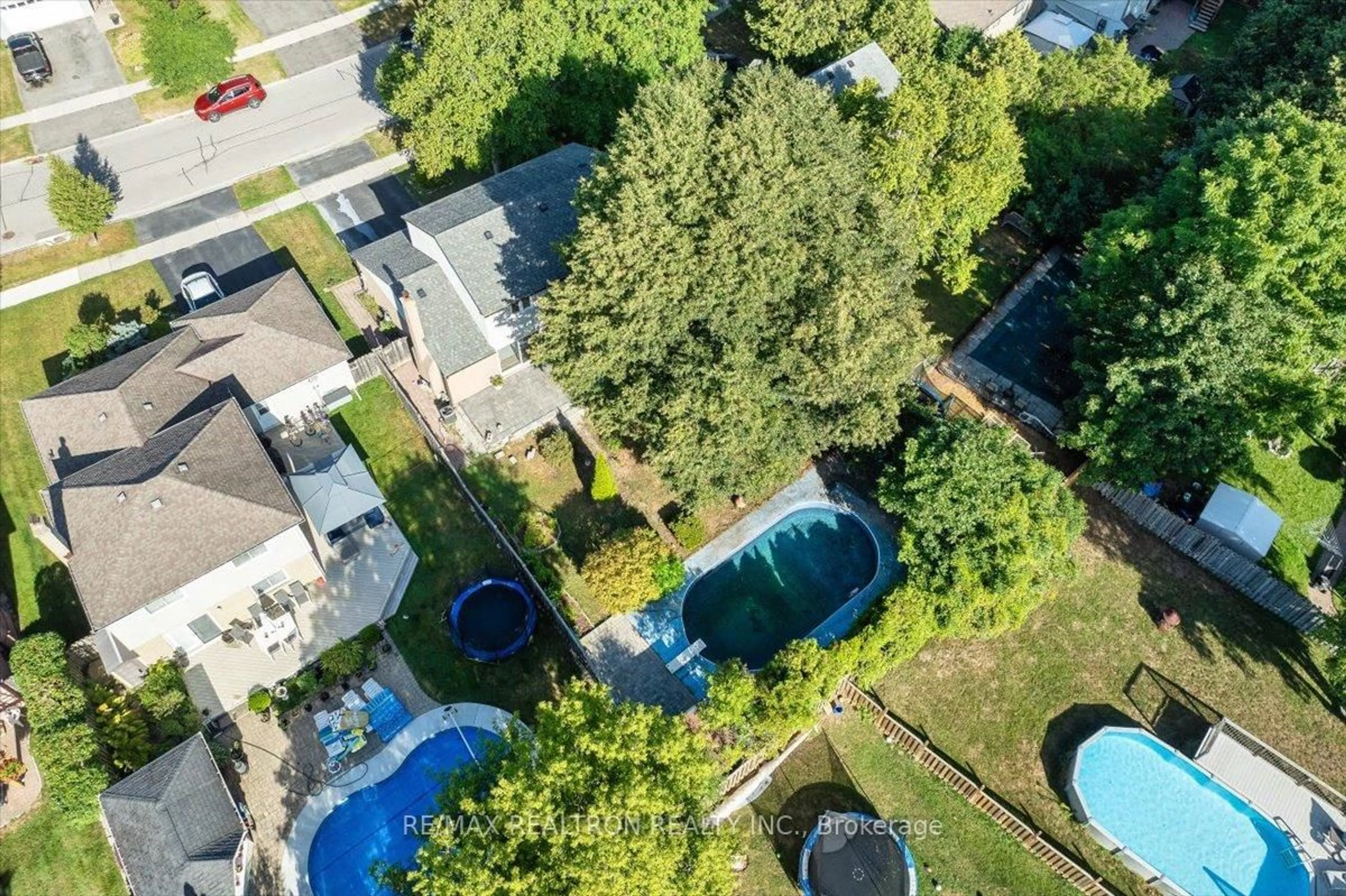 A pic from outside/outdoor area/front of a property/back of a property/a pic from drone, unknown for 7 Grist Mill Rd, East Gwillimbury Ontario L9N 1B9