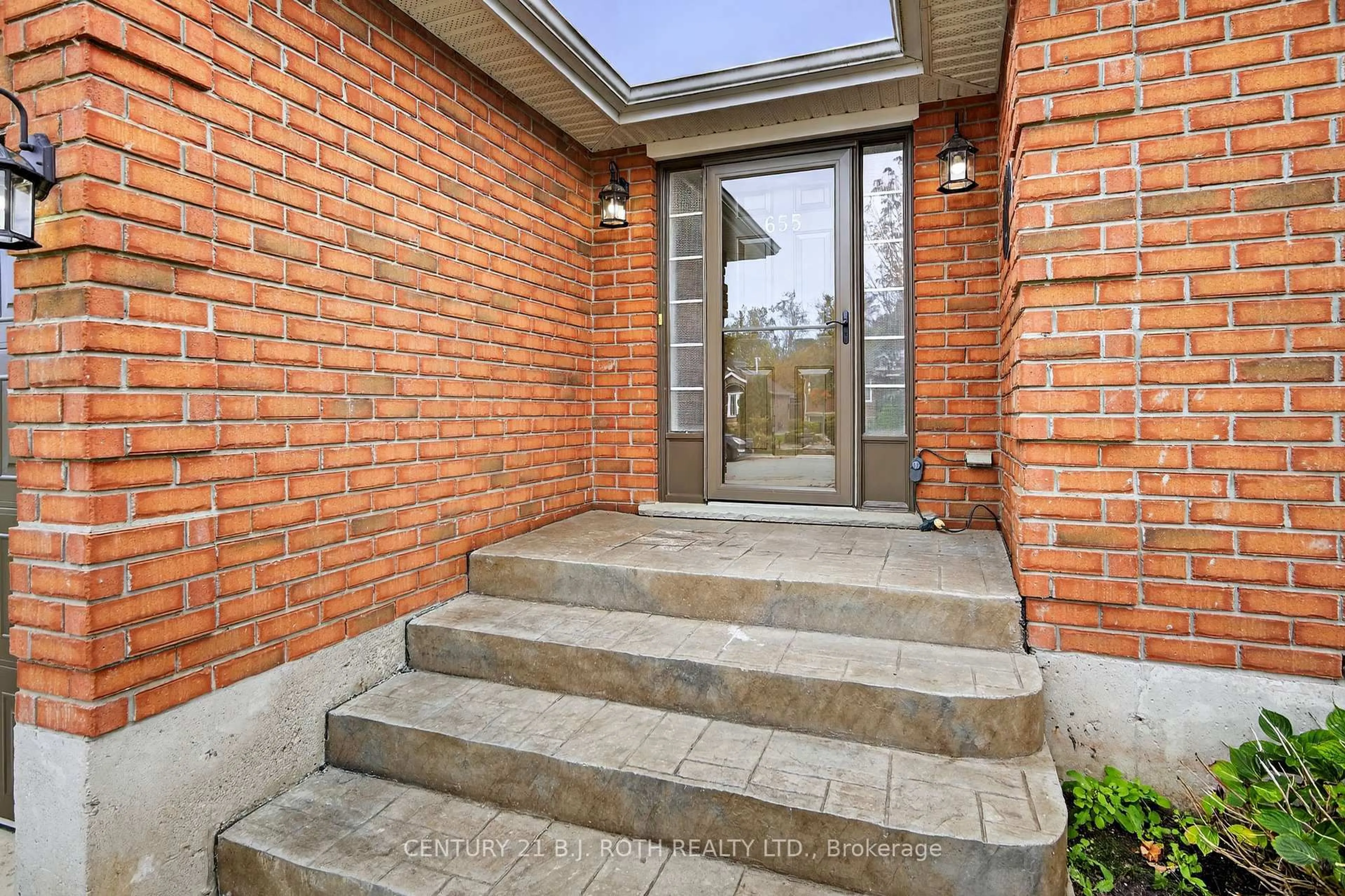 Home with brick exterior material, street for 655 Glen Cedar Cres, Innisfil Ontario L9S 2J5