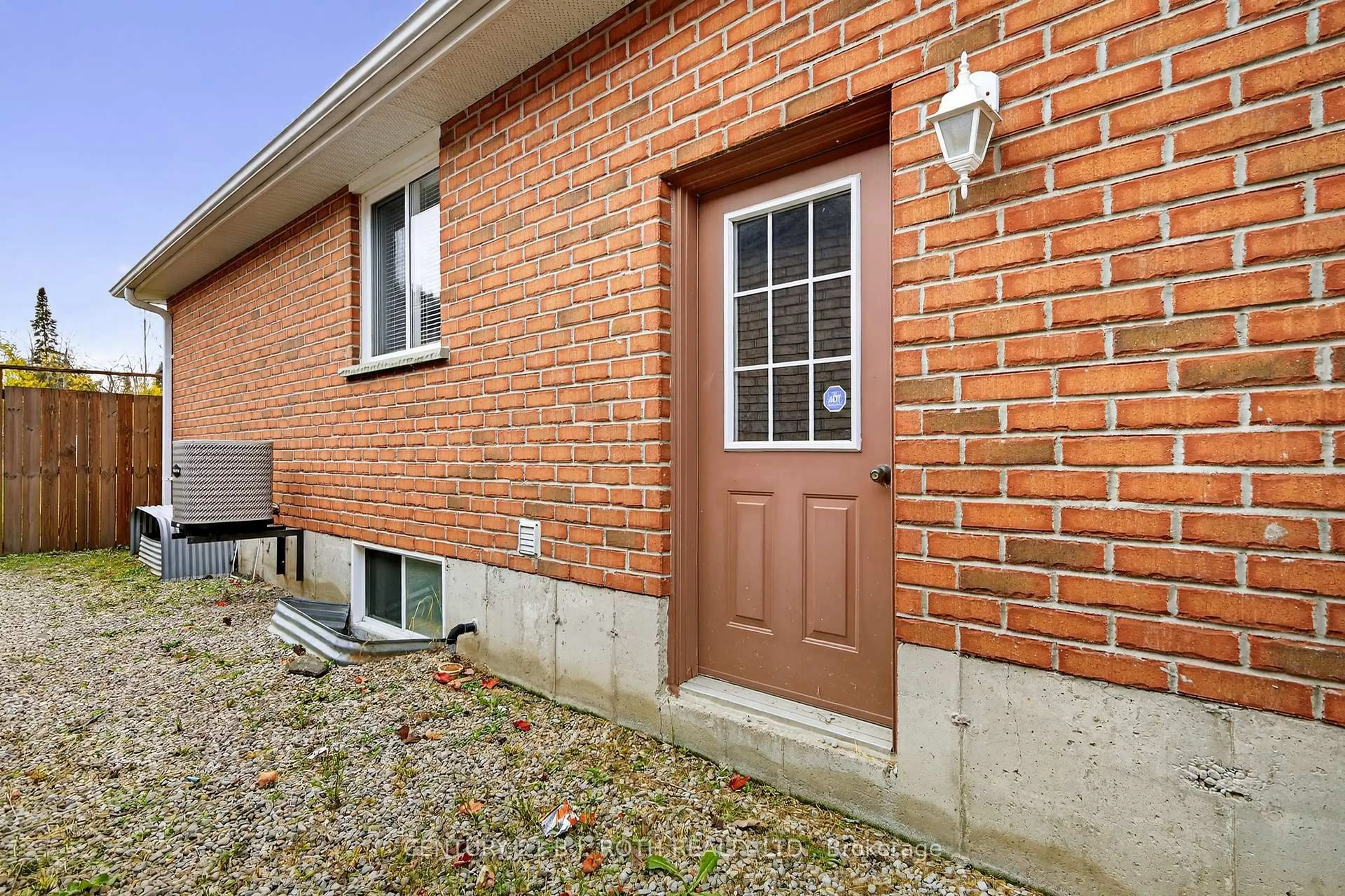 Home with brick exterior material, street for 655 Glen Cedar Cres, Innisfil Ontario L9S 2J5