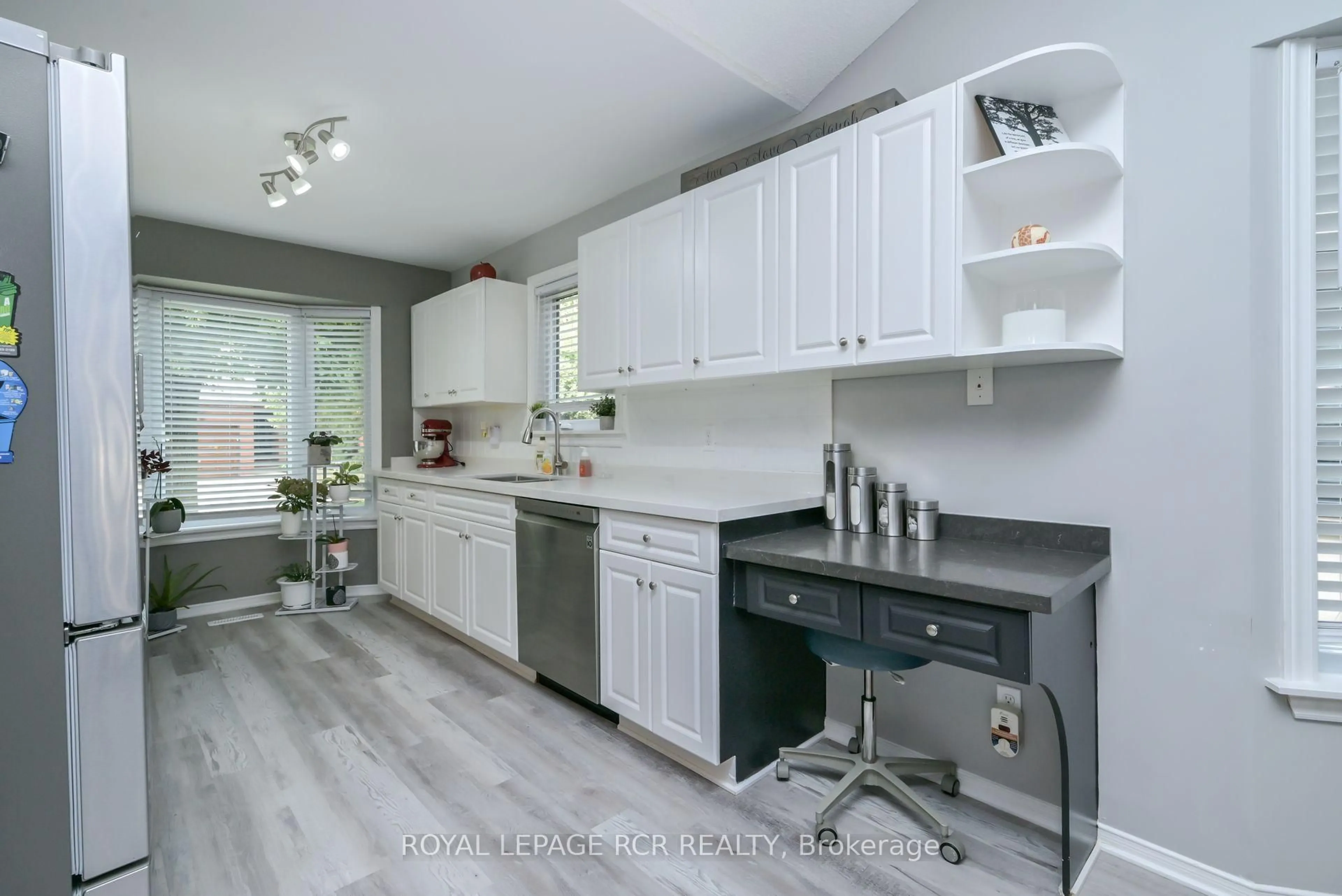 Open concept kitchen, ceramic/tile floor for 114 Green Briar Rd, New Tecumseth Ontario L9R 1S3