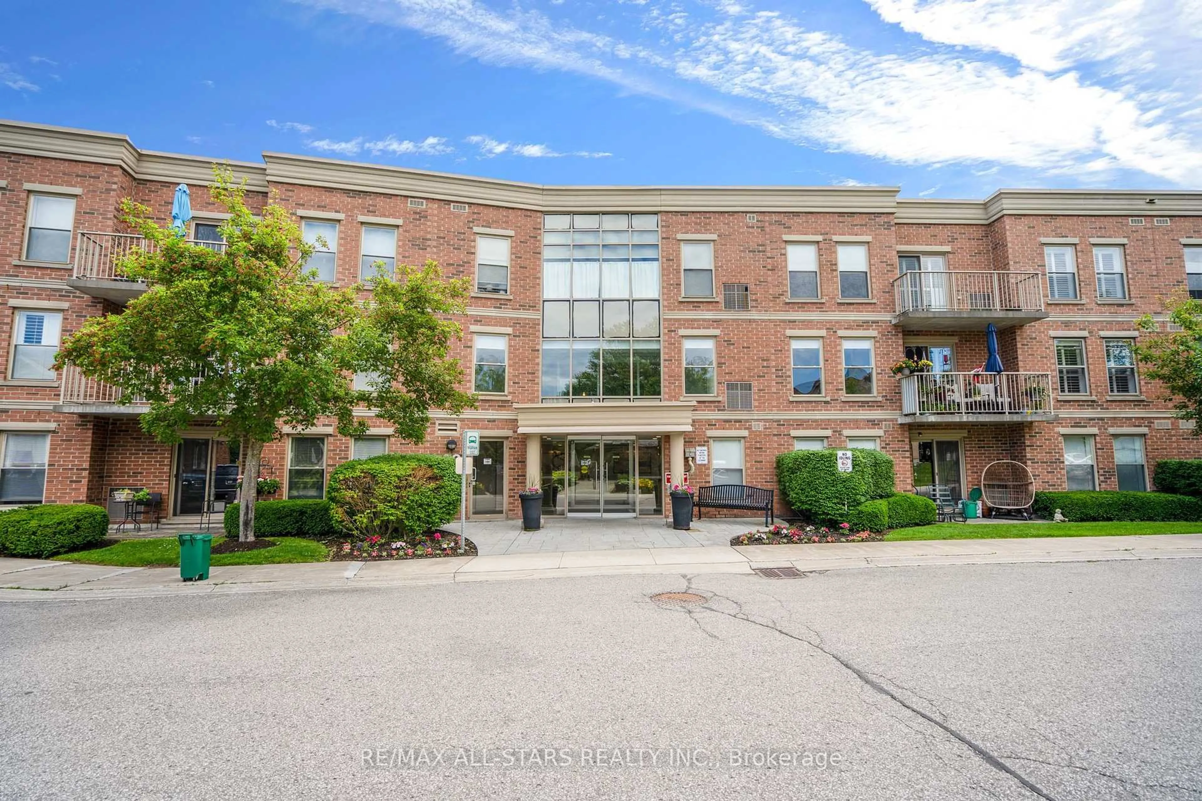 Indoor foyer for 22 James Hill Crt #210, Uxbridge Ontario L9P 1Y6