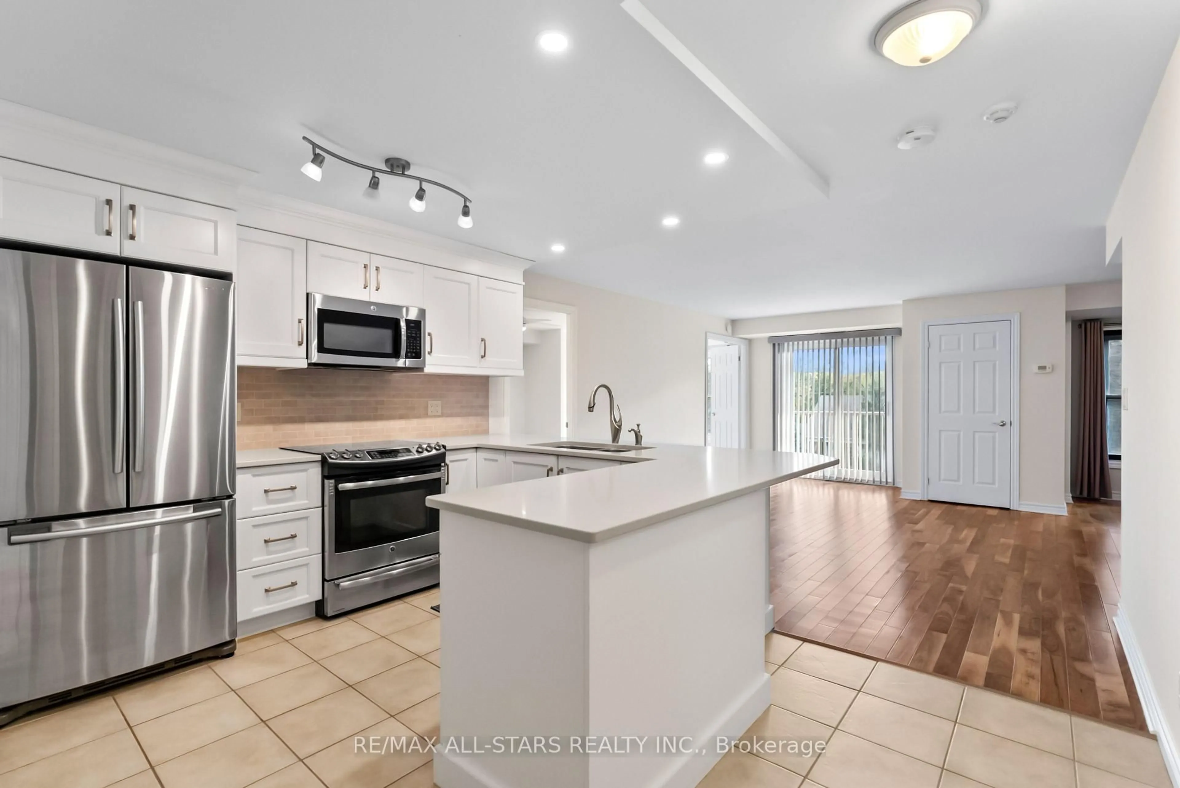 Open concept kitchen, ceramic/tile floor for 22 James Hill Crt #210, Uxbridge Ontario L9P 1Y6