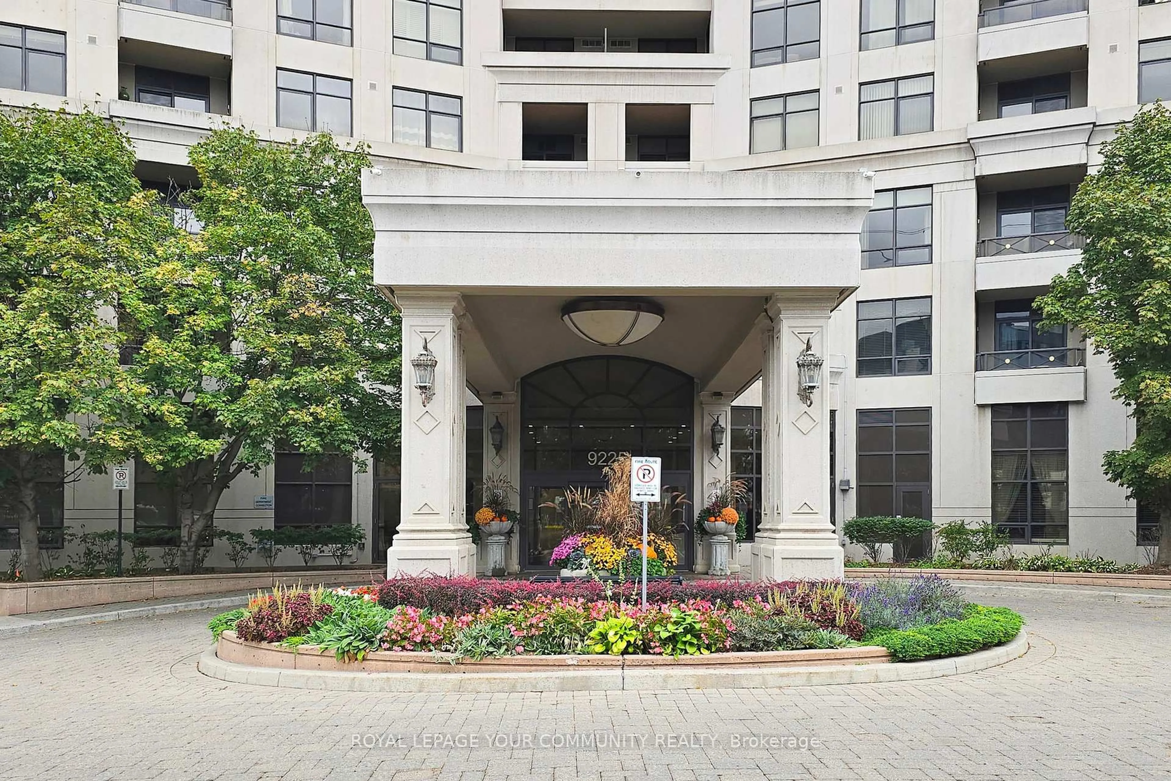 Indoor foyer for 9225 Jane St #910, Vaughan Ontario L6A 0J7