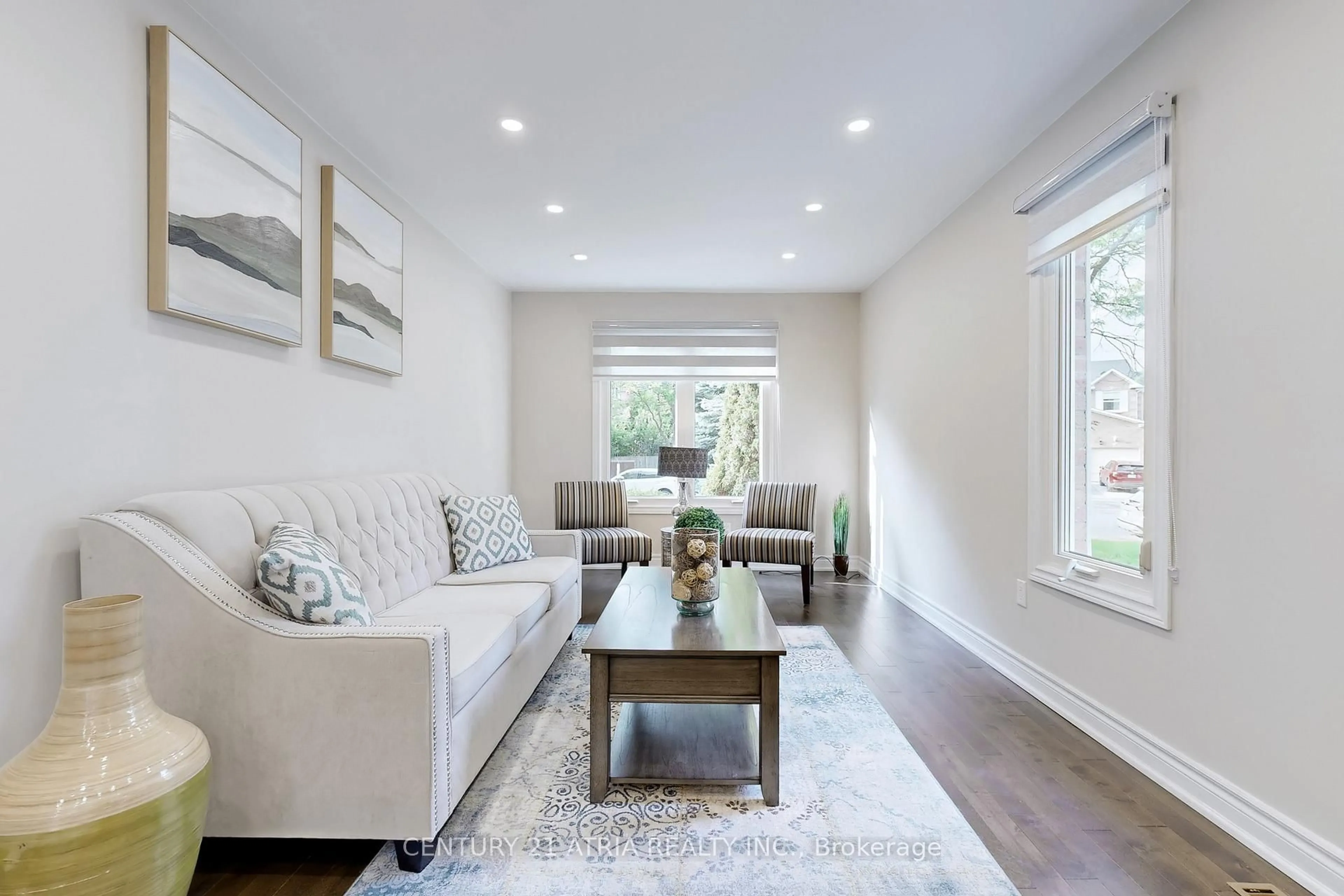 Living room with furniture, wood/laminate floor for 60 Steepleview Cres, Richmond Hill Ontario L4C 9R3