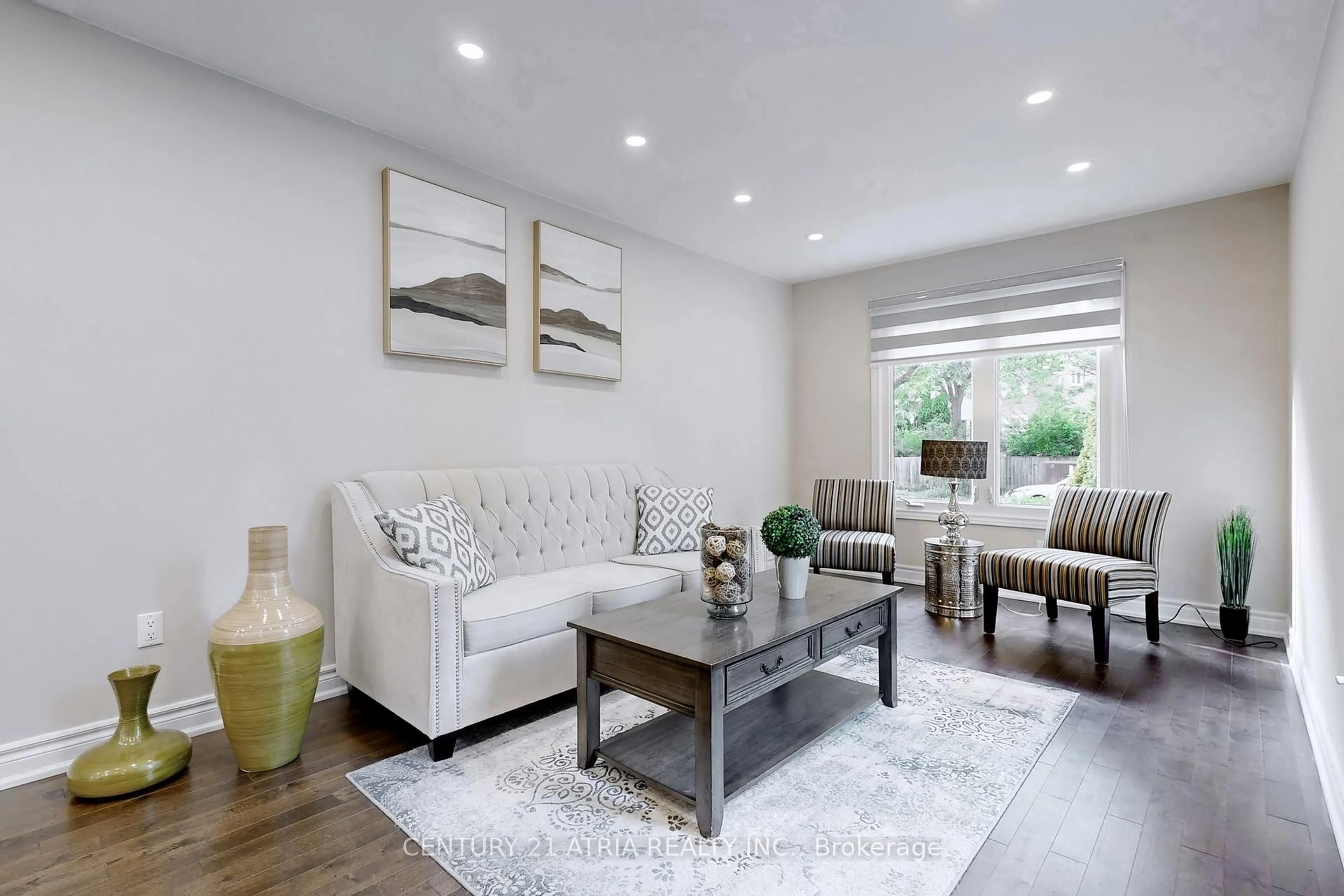 Living room with furniture, wood/laminate floor for 60 Steepleview Cres, Richmond Hill Ontario L4C 9R3