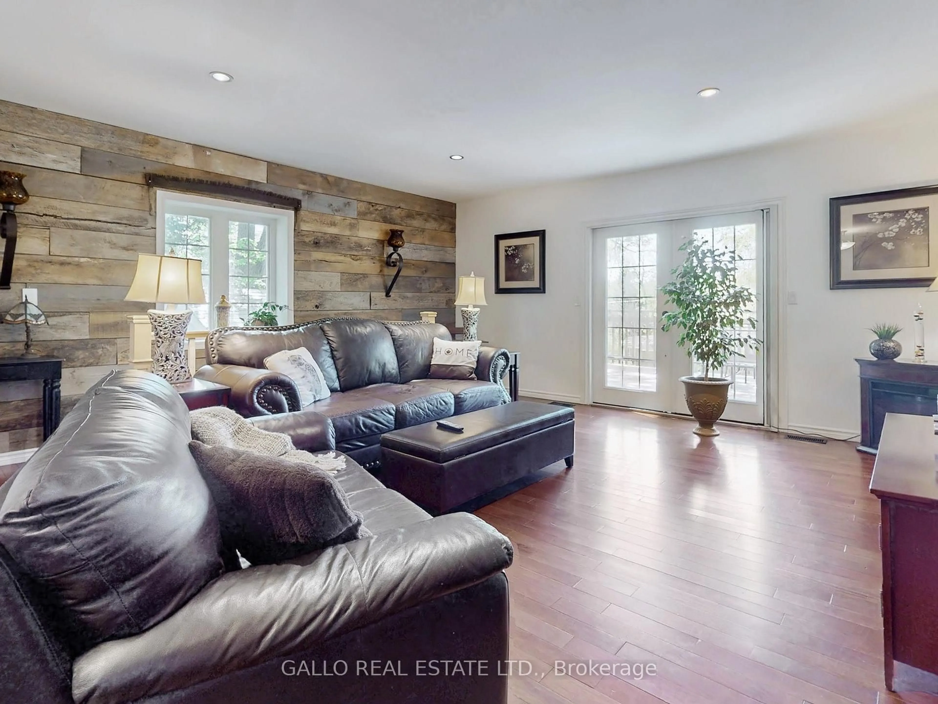 Living room with furniture, unknown for 37 Windsor Dr, Whitchurch-Stouffville Ontario L4A 7X3