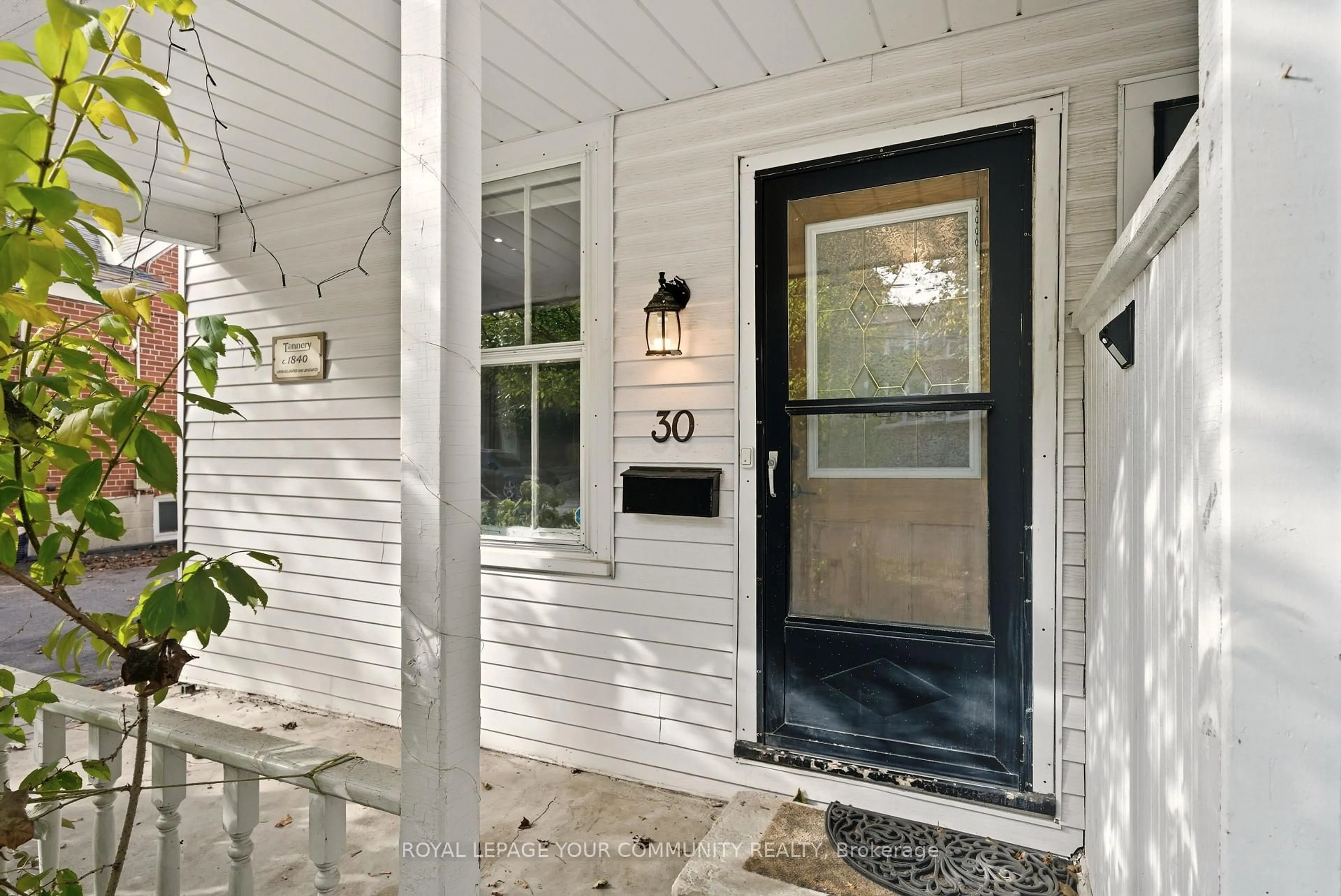 Indoor entryway for 30 Elizabeth St, Richmond Hill Ontario L4C 3V4