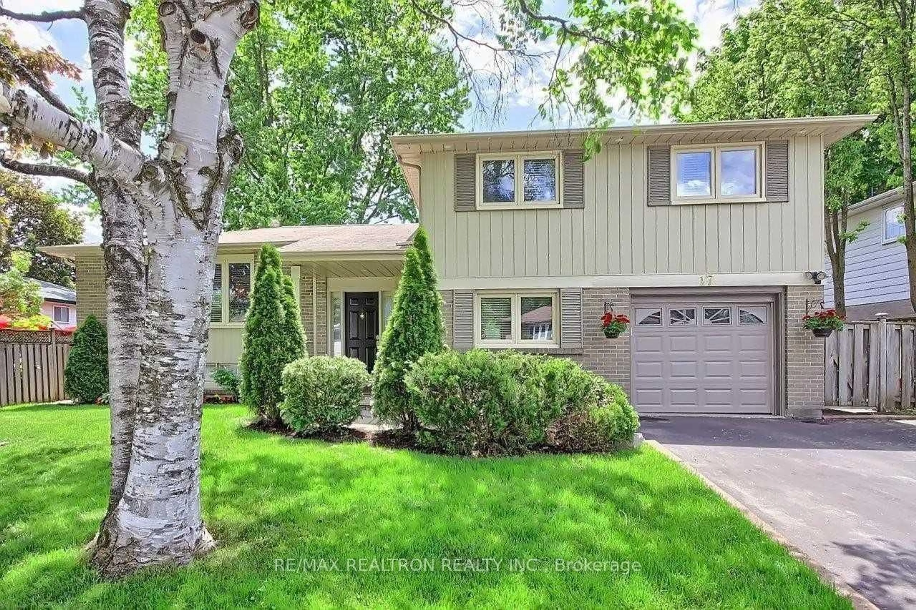 Home with vinyl exterior material, street for 17 Hill Dr, Aurora Ontario L4G 3A7