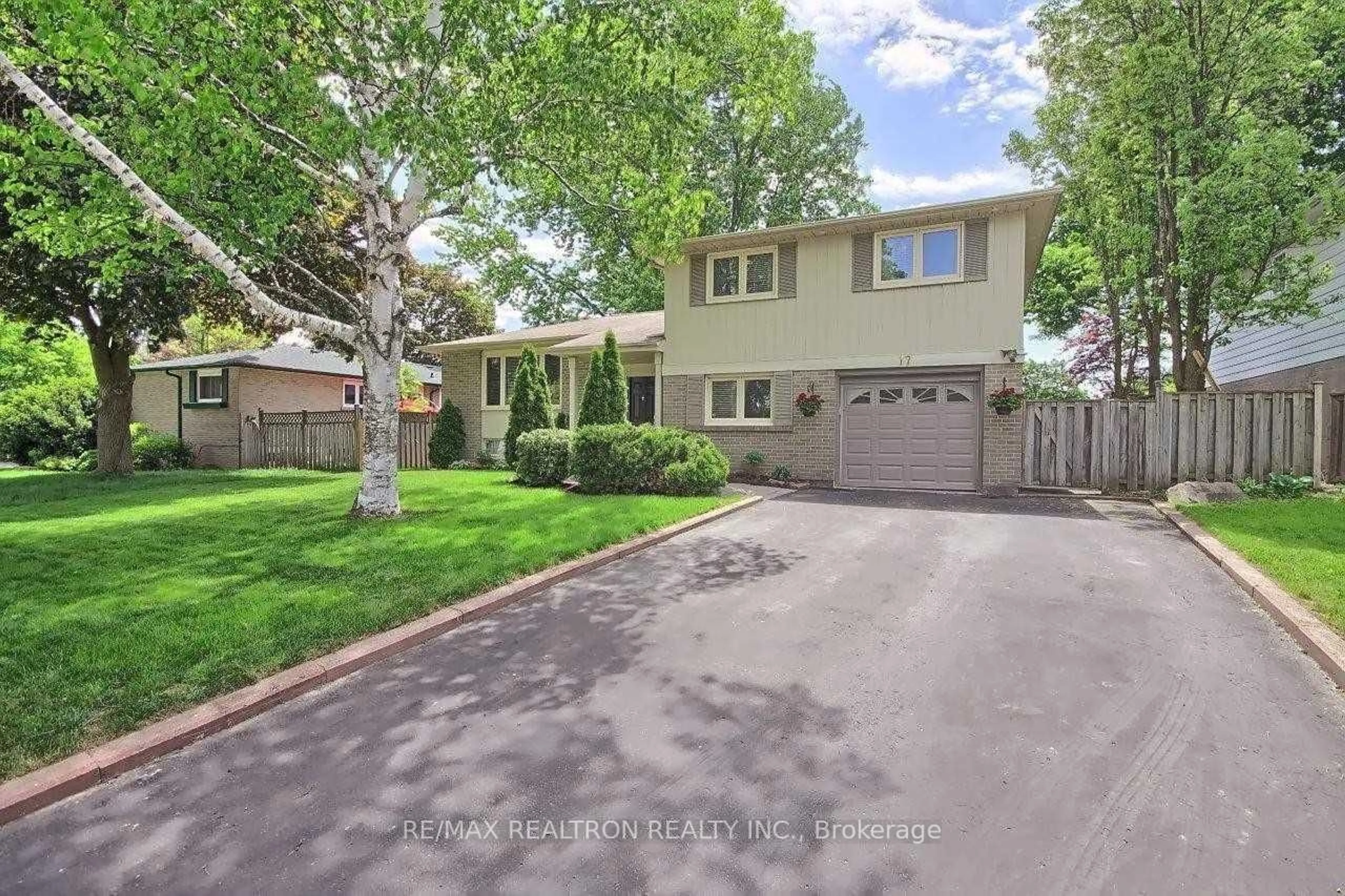 Unknown for 17 Hill Dr, Aurora Ontario L4G 3A7