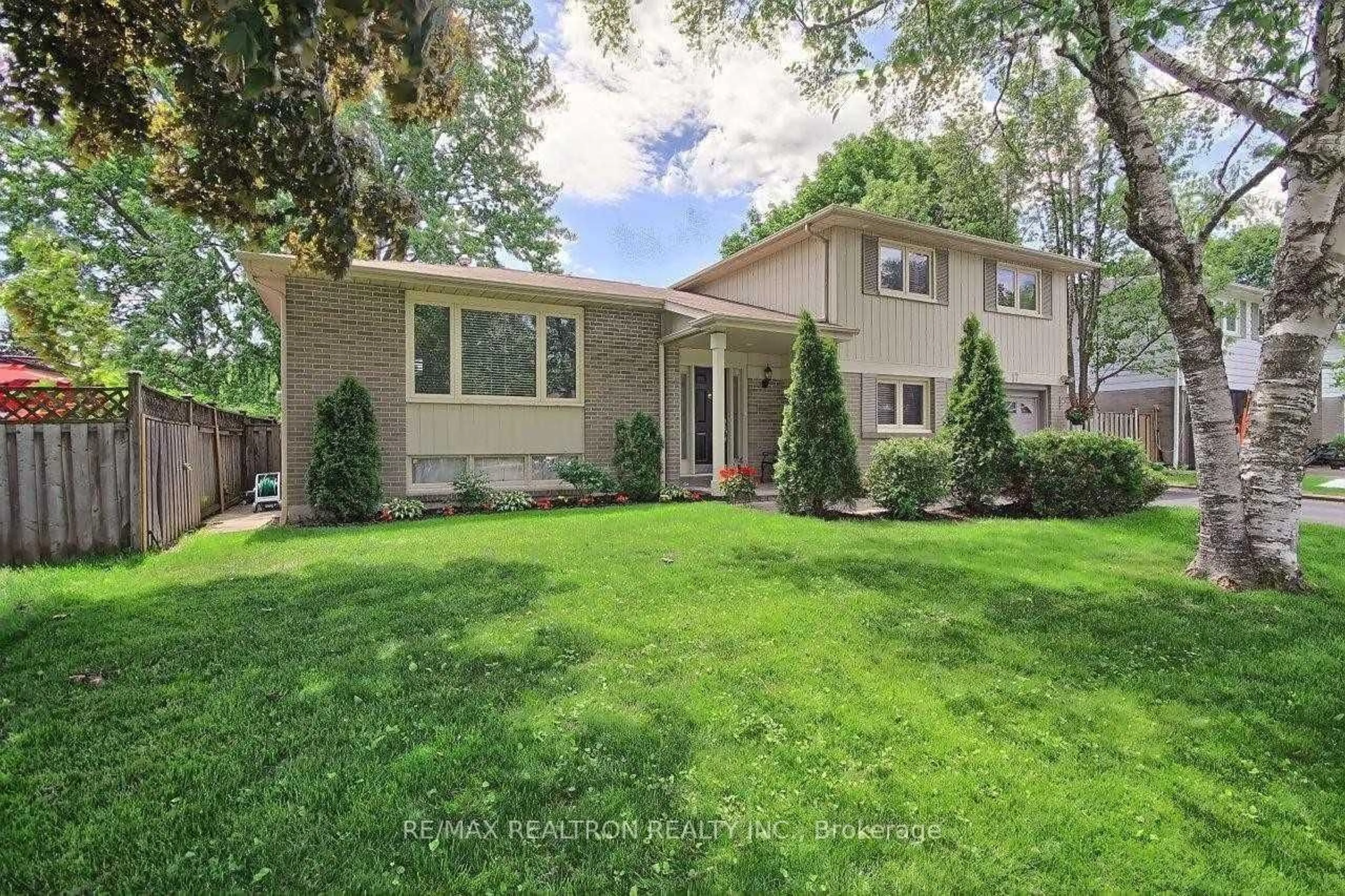 Home with vinyl exterior material, street for 17 Hill Dr, Aurora Ontario L4G 3A7