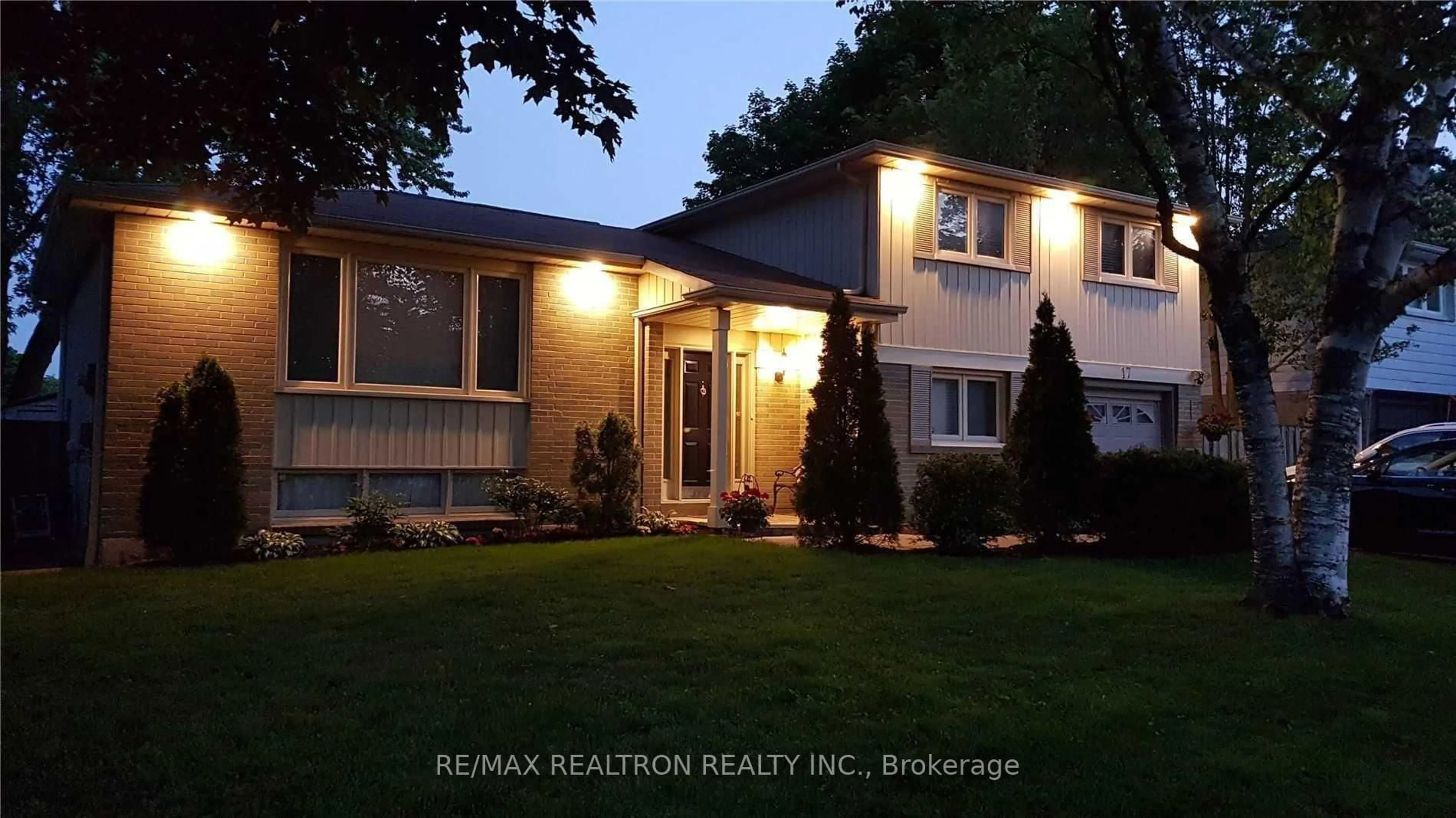 Home with vinyl exterior material, street for 17 Hill Dr, Aurora Ontario L4G 3A7