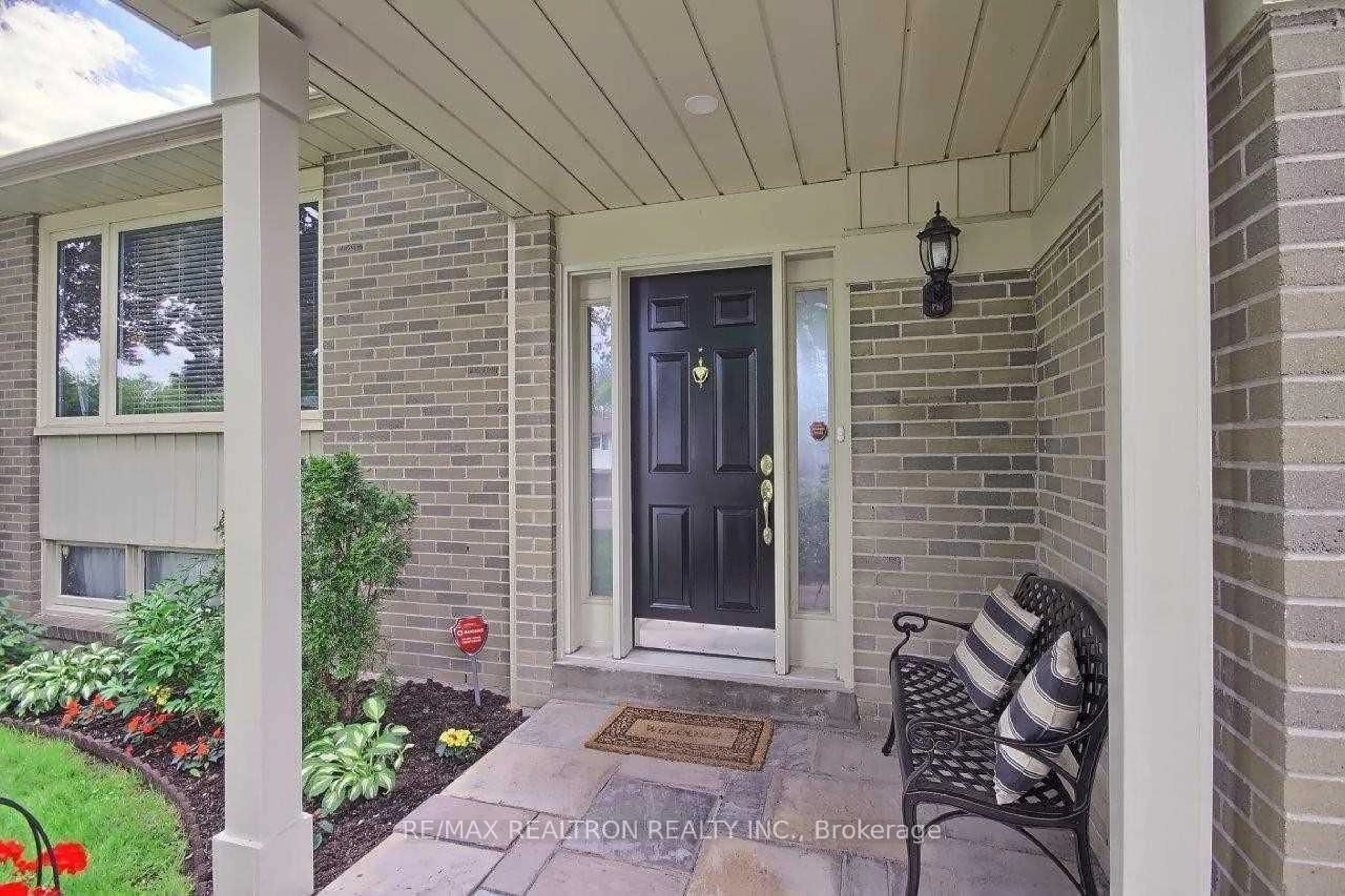Indoor entryway for 17 Hill Dr, Aurora Ontario L4G 3A7