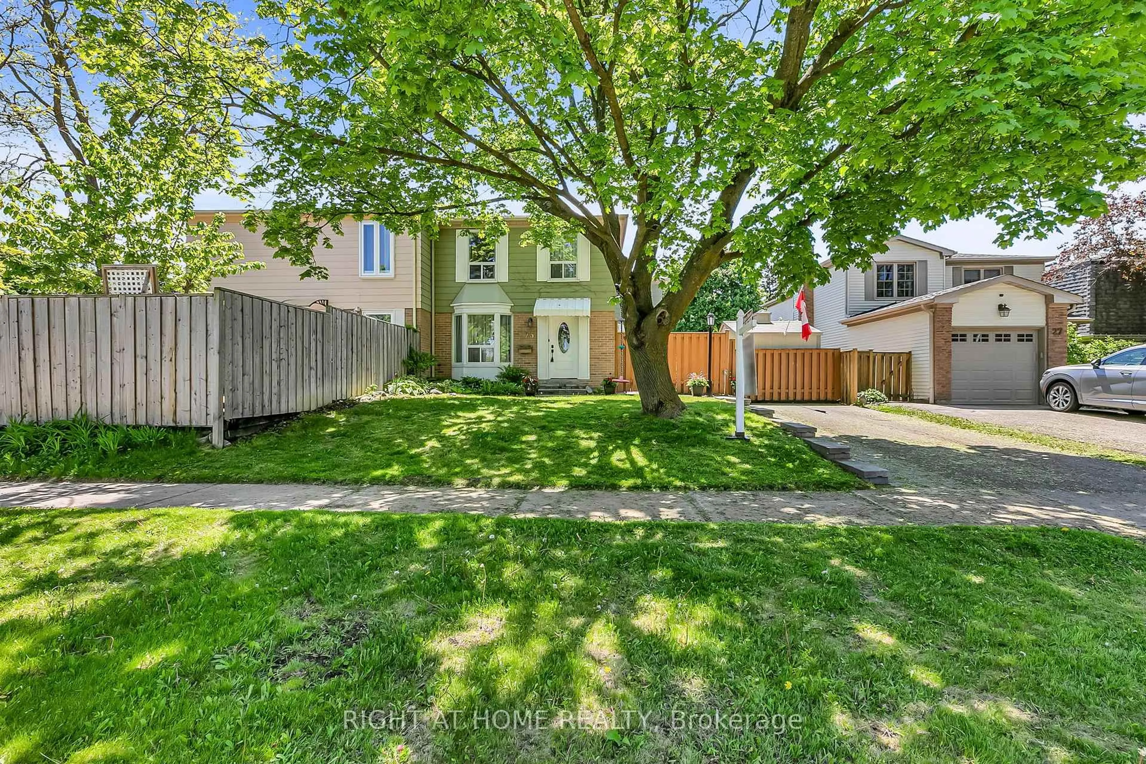 A pic from outside/outdoor area/front of a property/back of a property/a pic from drone, street for 25 Castle Rock Dr, Richmond Hill Ontario L4C 5A3
