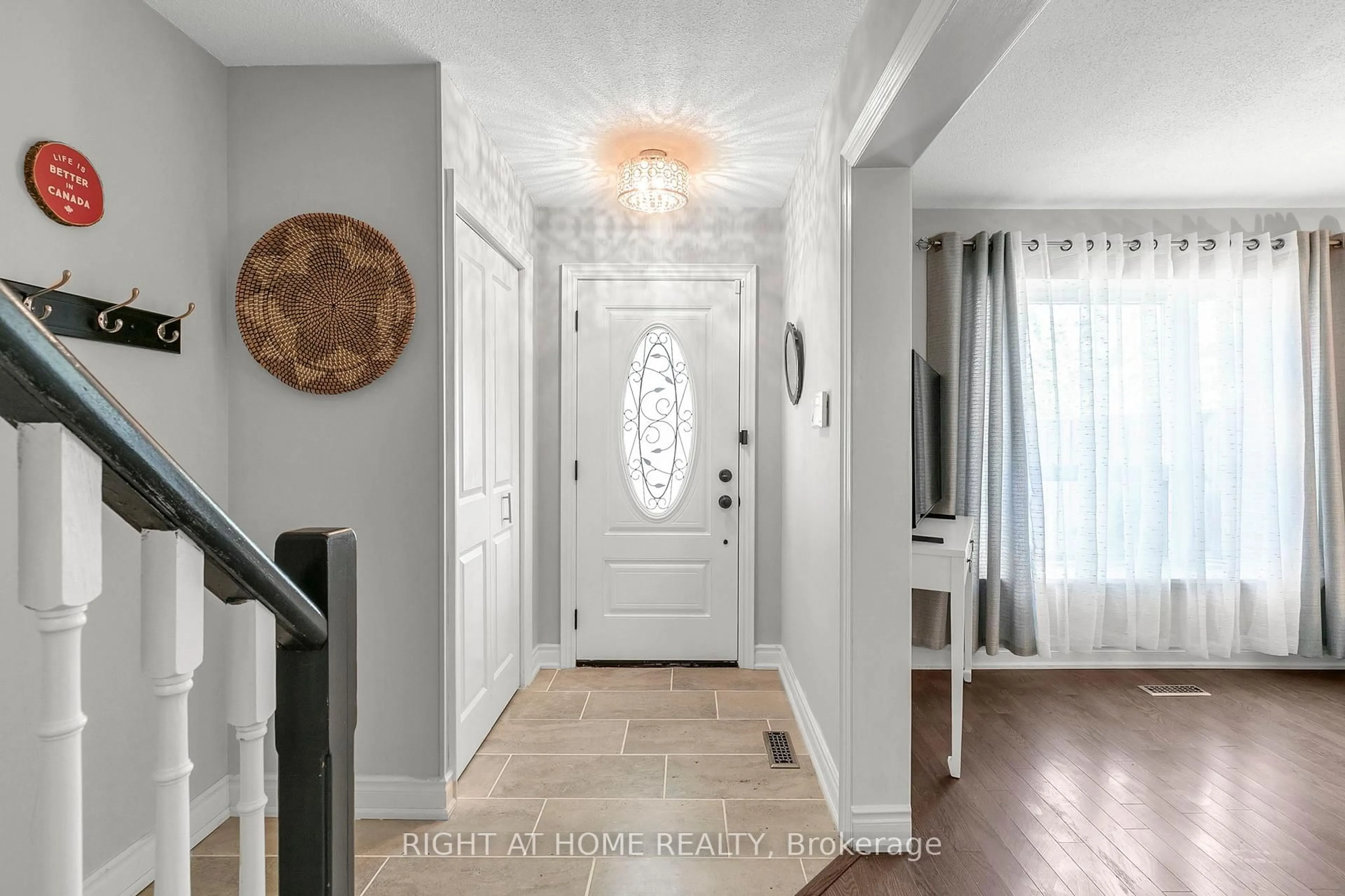 Indoor entryway for 25 Castle Rock Dr, Richmond Hill Ontario L4C 5A3