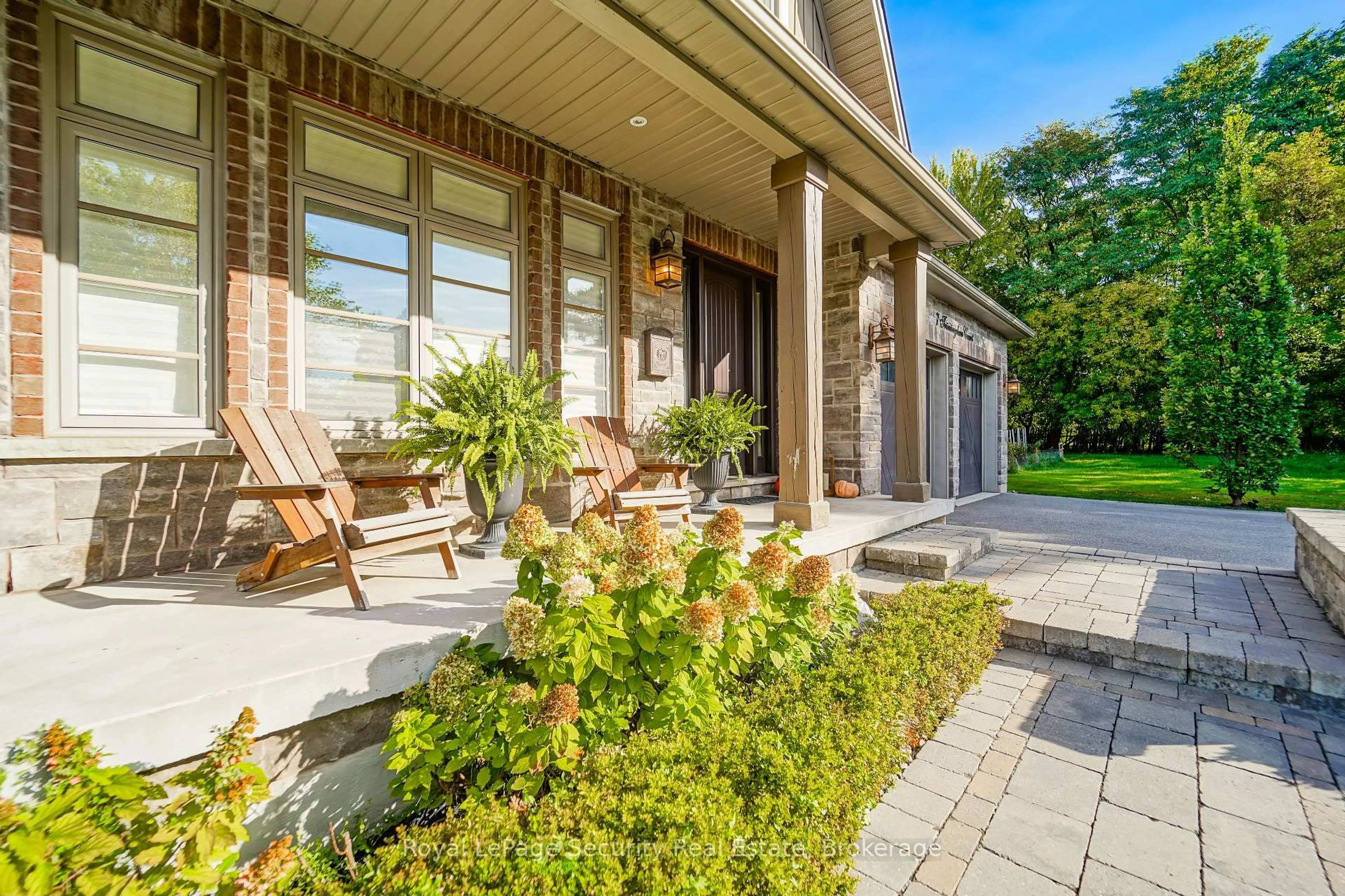 Patio, street for 7 Trimingham Crt, Richmond Hill Ontario L4C 6W9