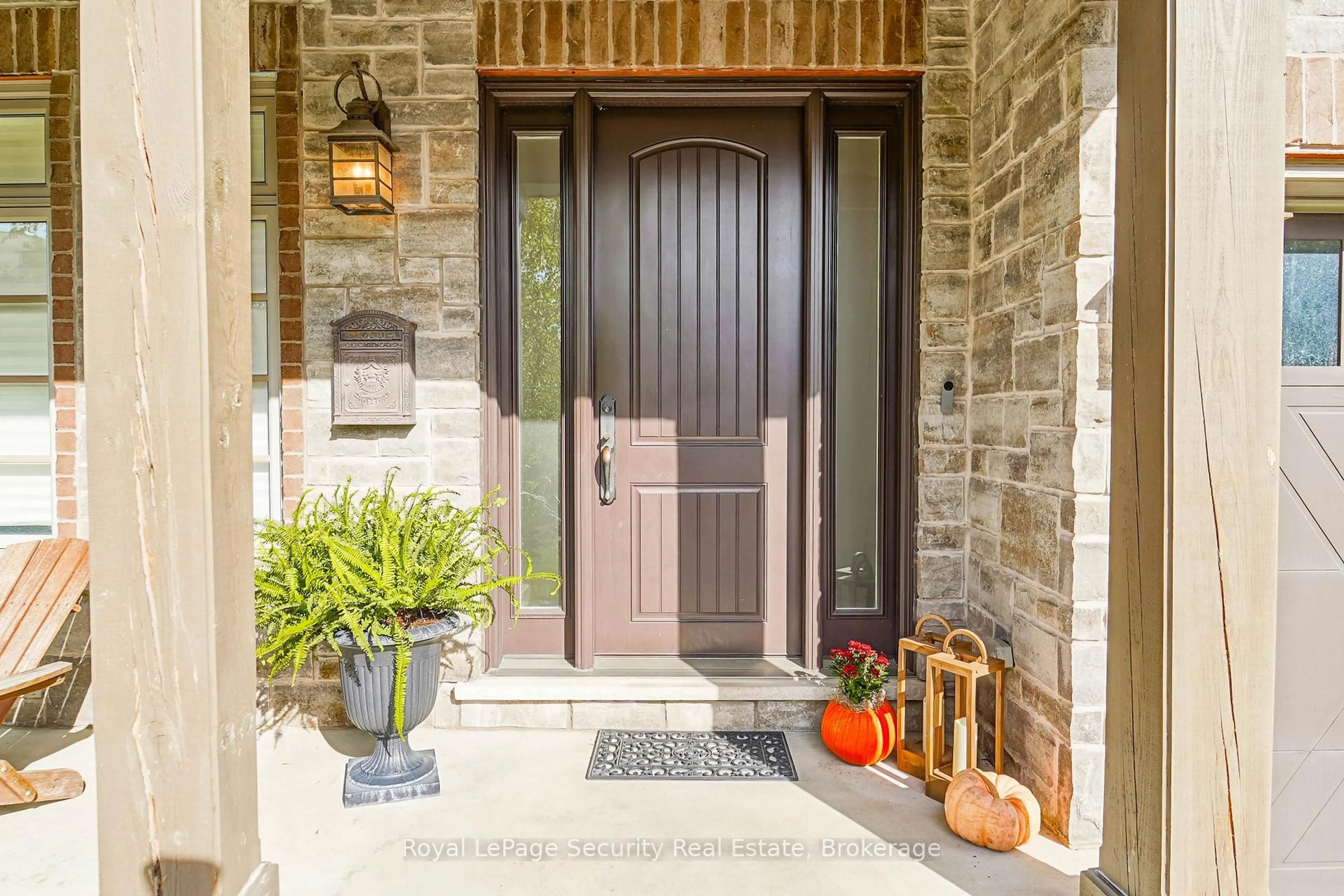 Indoor entryway for 7 Trimingham Crt, Richmond Hill Ontario L4C 6W9