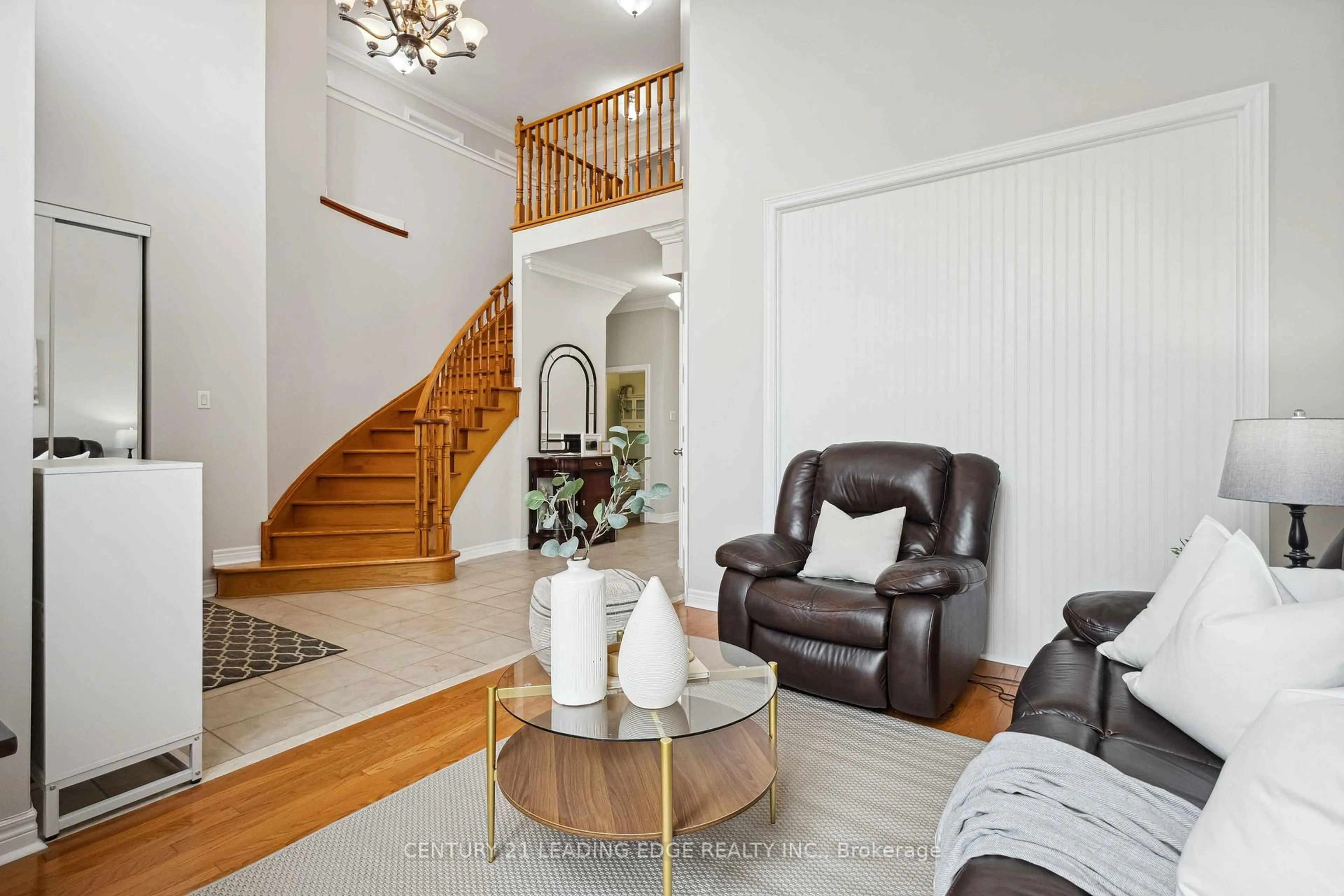 Indoor foyer for 83 Joseph St, Uxbridge Ontario L9P 1Z5