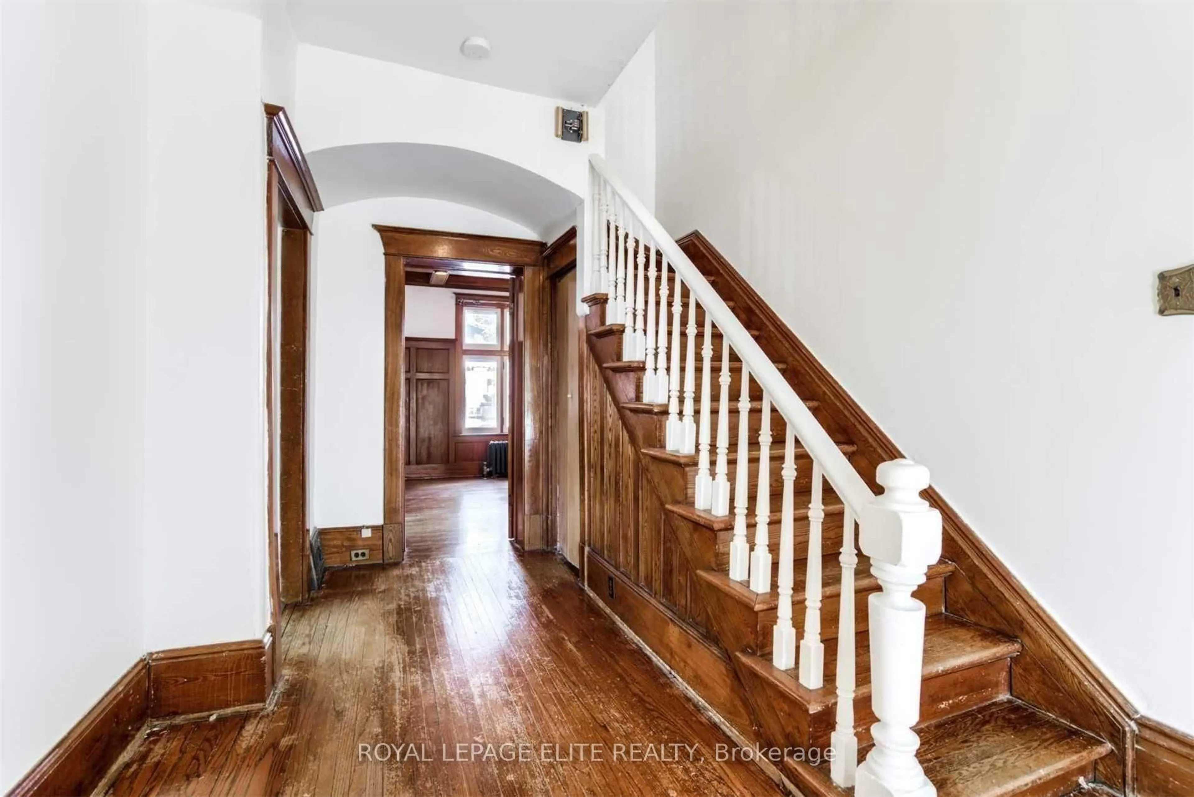 Indoor entryway for 18-20 Reuben St, Aurora Ontario L4G 2M2