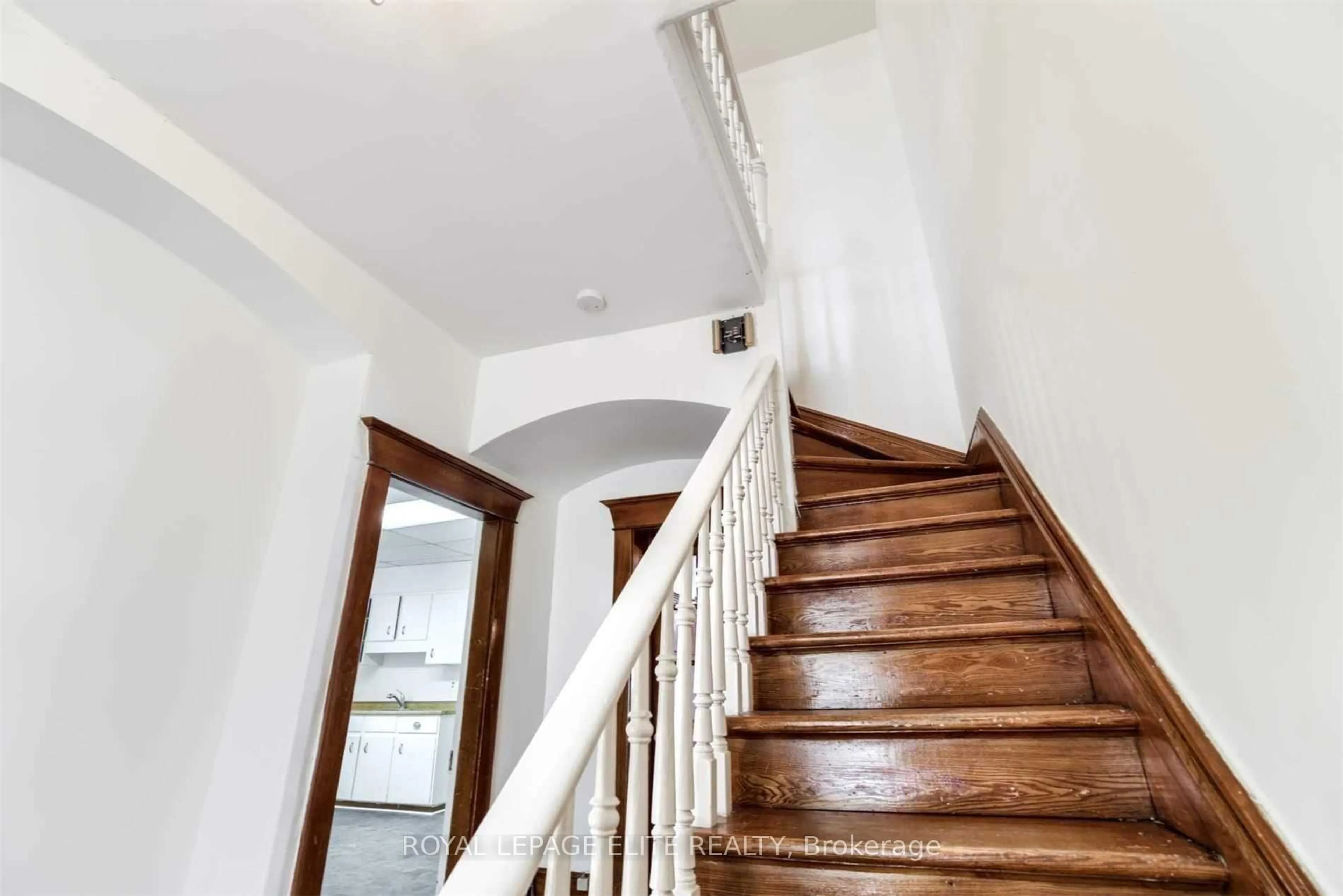 Stairs for 18-20 Reuben St, Aurora Ontario L4G 2M2