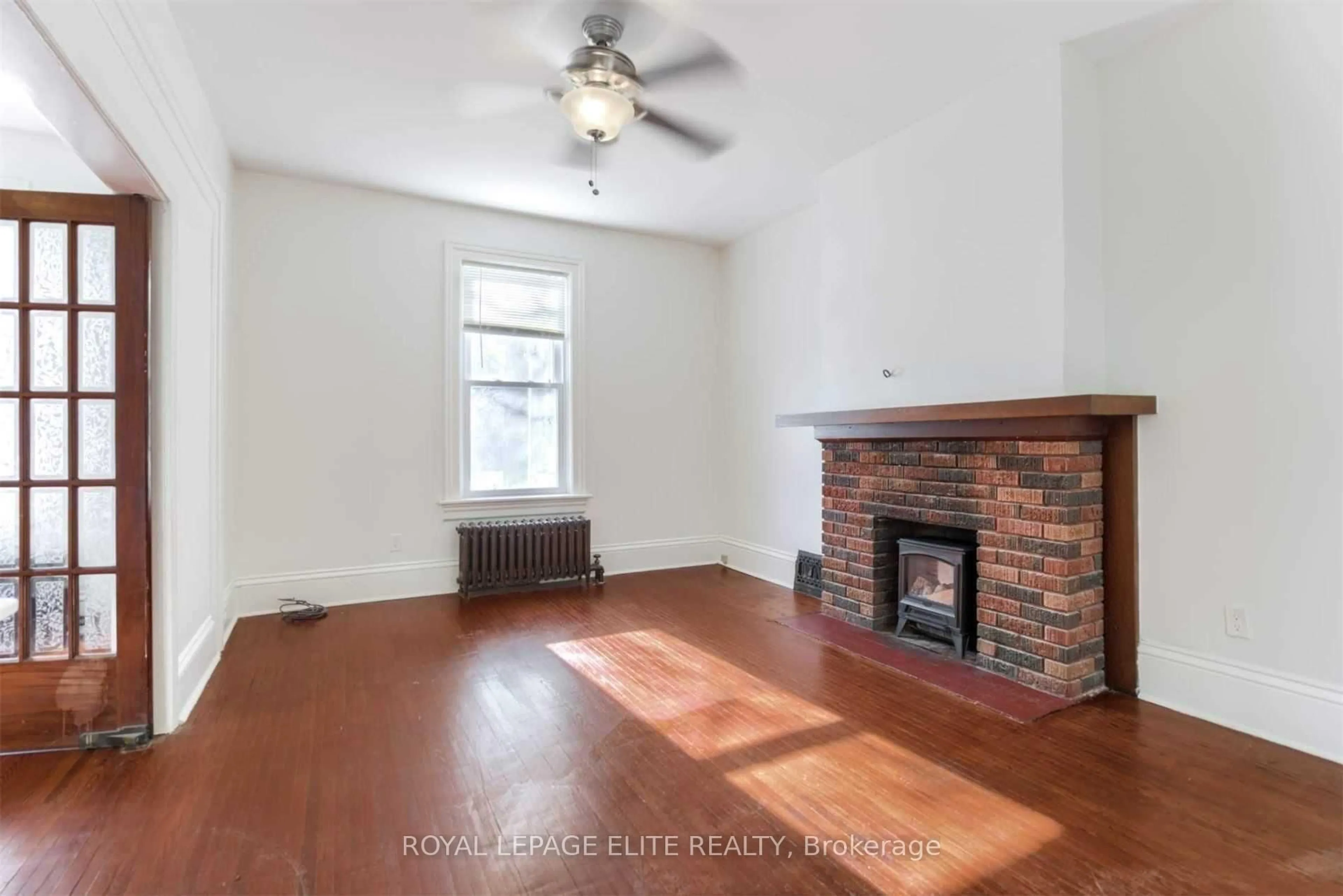 Living room with furniture, unknown for 18-20 Reuben St, Aurora Ontario L4G 2M2