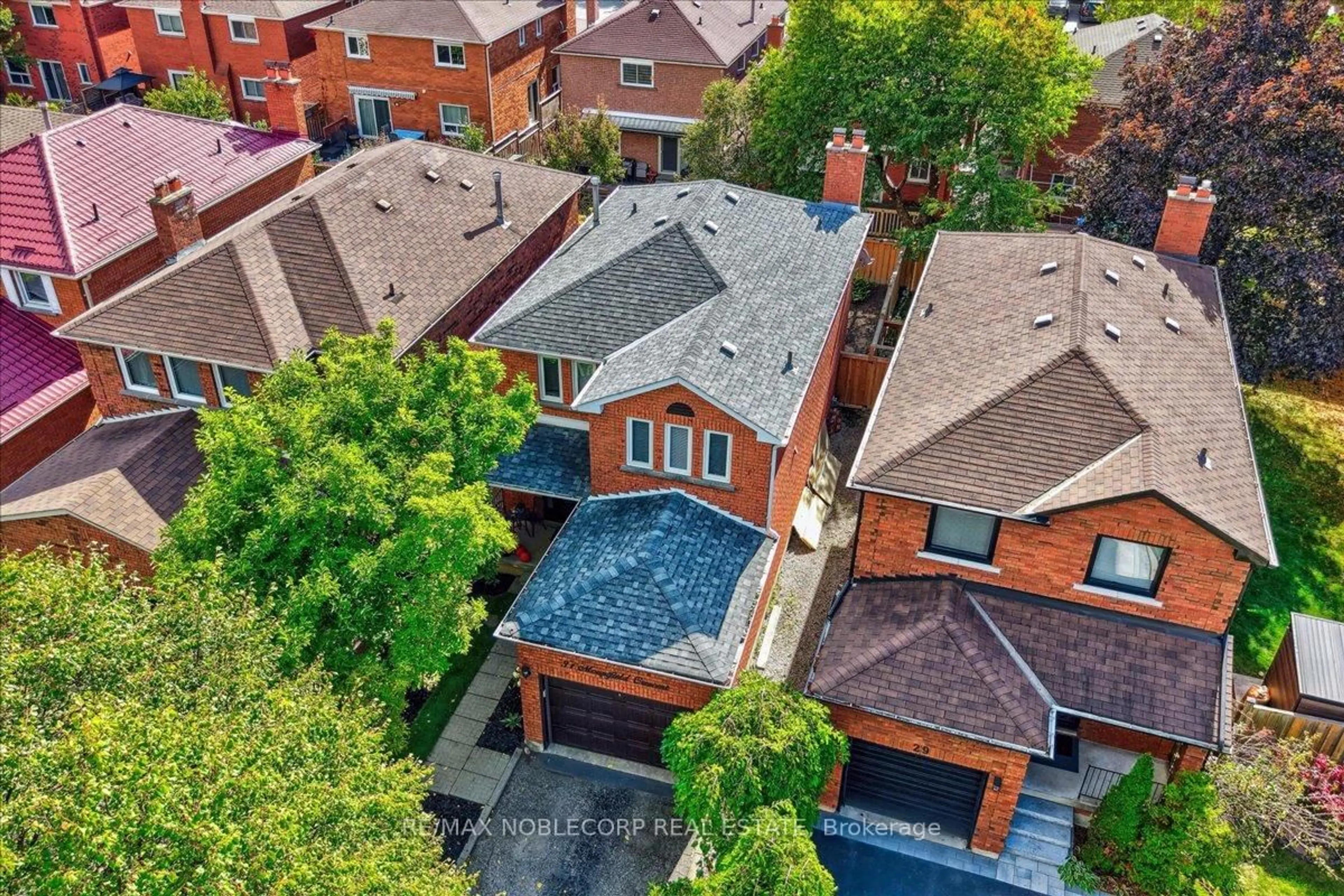 A pic from outside/outdoor area/front of a property/back of a property/a pic from drone, street for 31 Mountfield Cres, Vaughan Ontario L4J 7E9