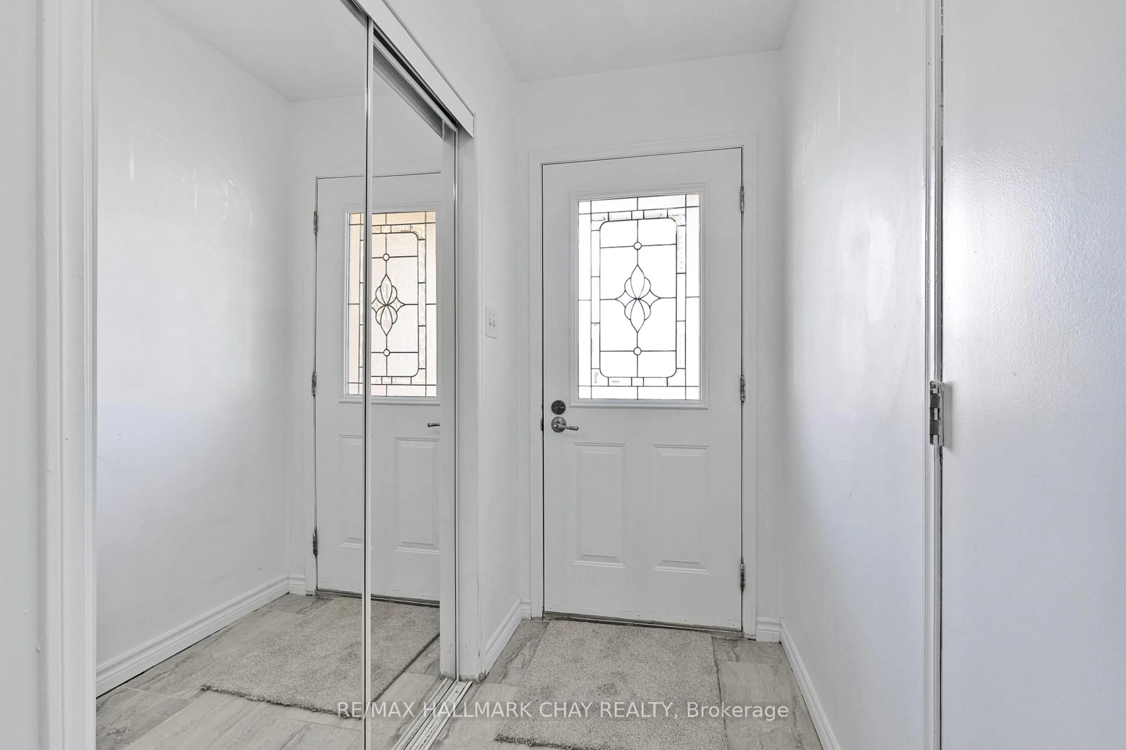 Indoor entryway for 492 Britannia Ave, Bradford West Gwillimbury Ontario L3Z 1A7