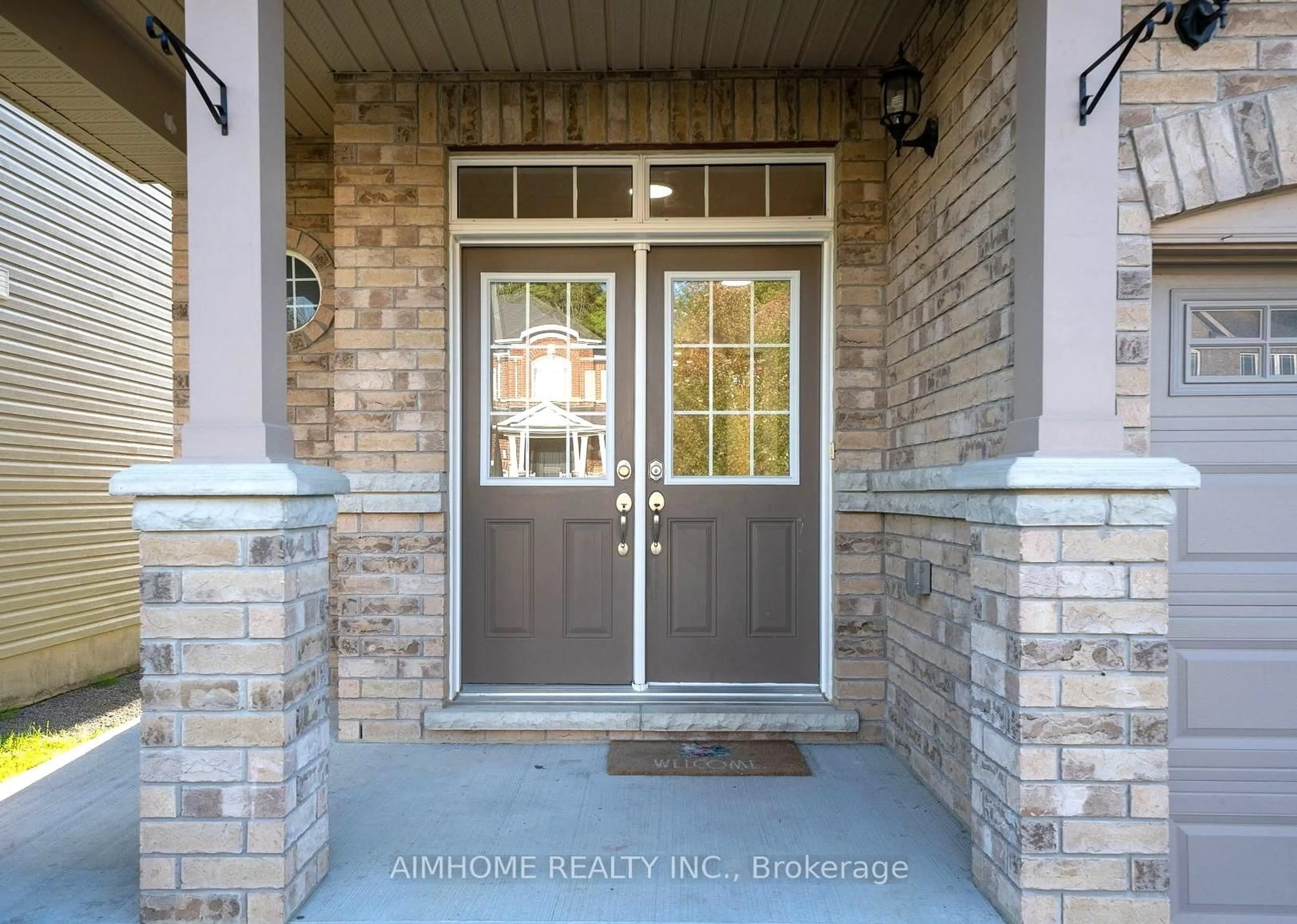 Indoor entryway for 29 Bamburg St, Georgina Ontario L0E 1R0