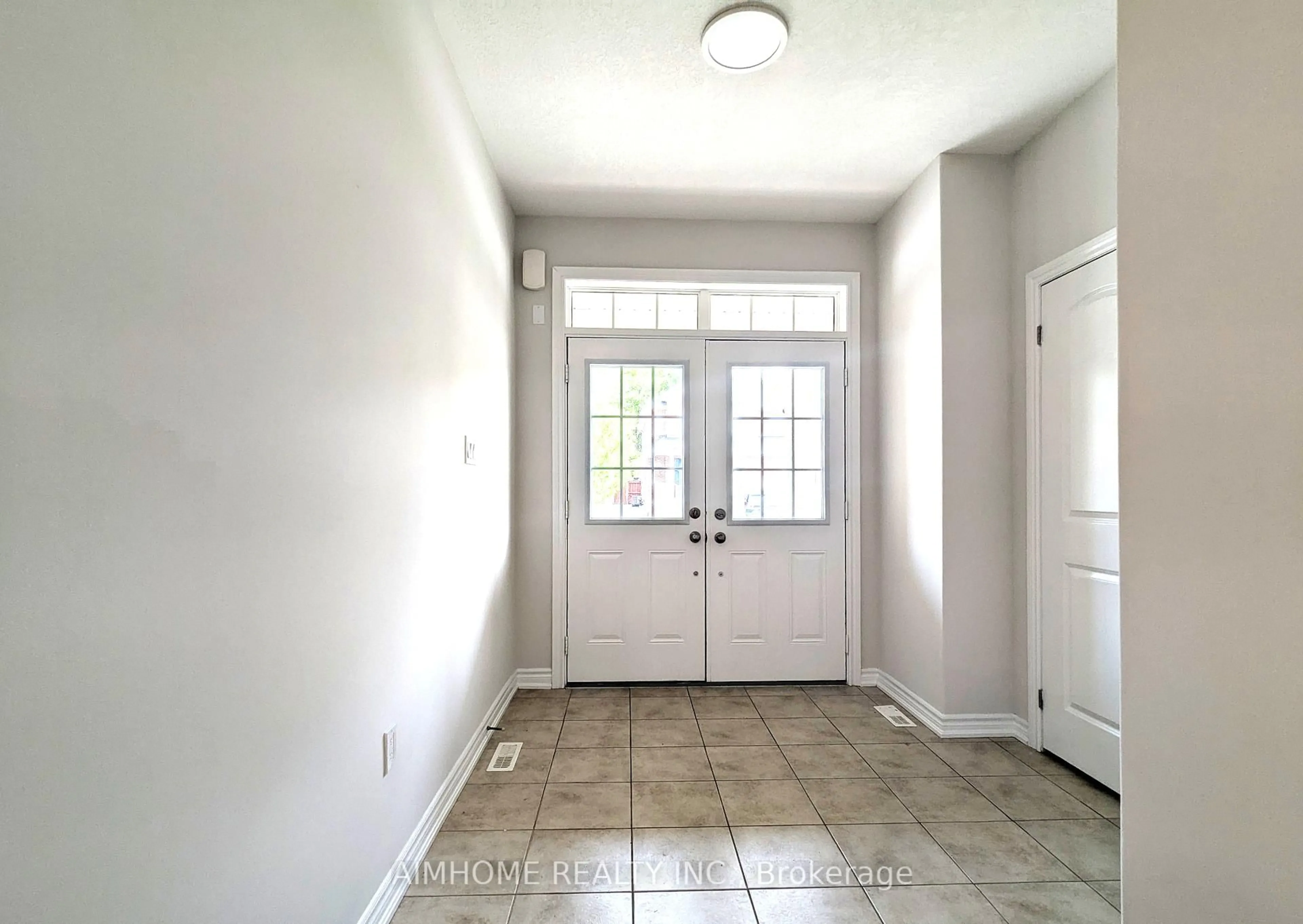 Indoor entryway for 29 Bamburg St, Georgina Ontario L0E 1R0