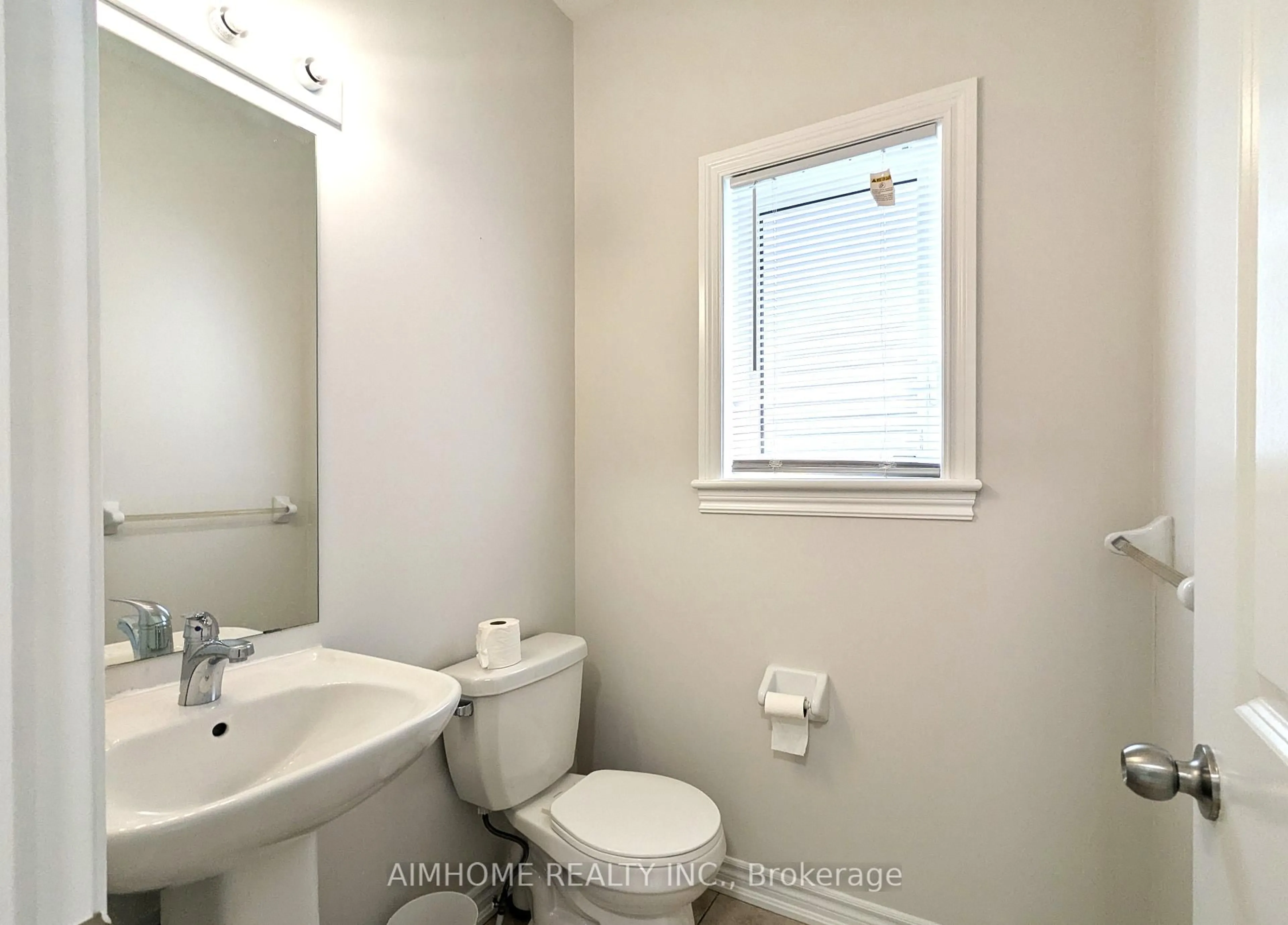 Standard bathroom, unknown for 29 Bamburg St, Georgina Ontario L0E 1R0