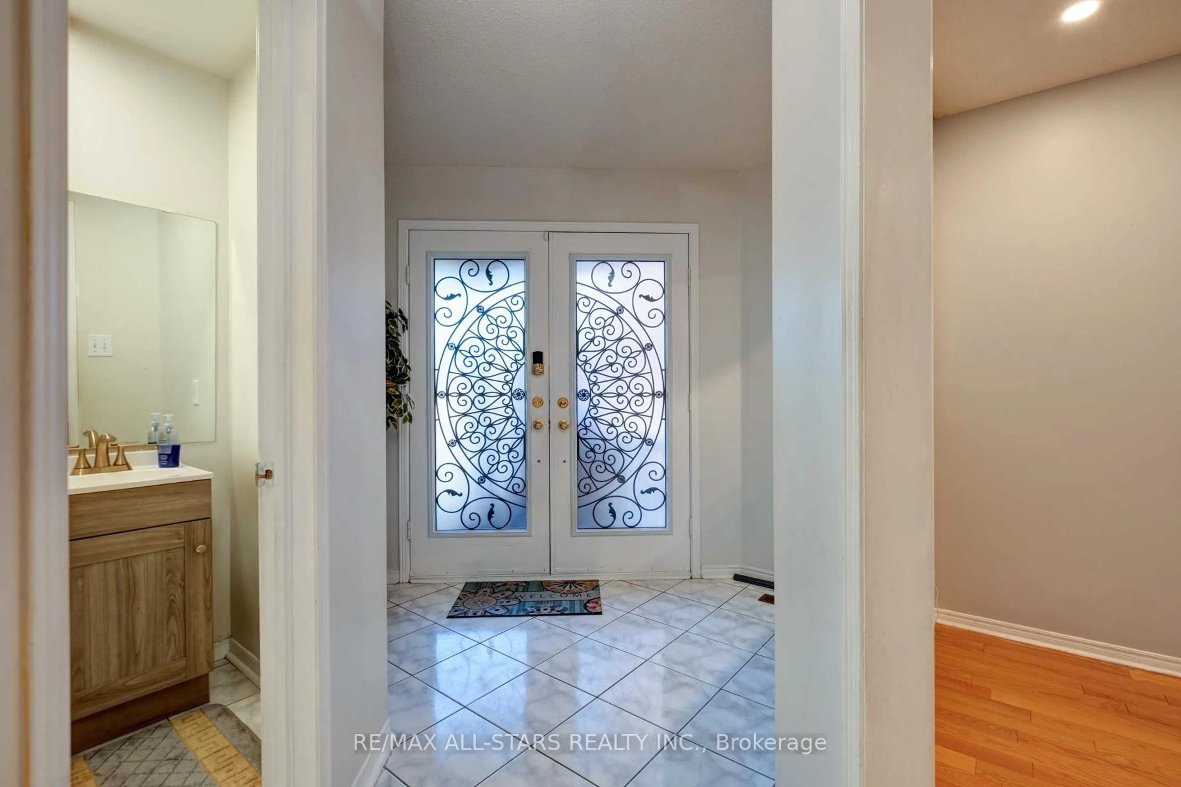 Indoor entryway for 211 Sophia Rd, Markham Ontario L3S 4C5