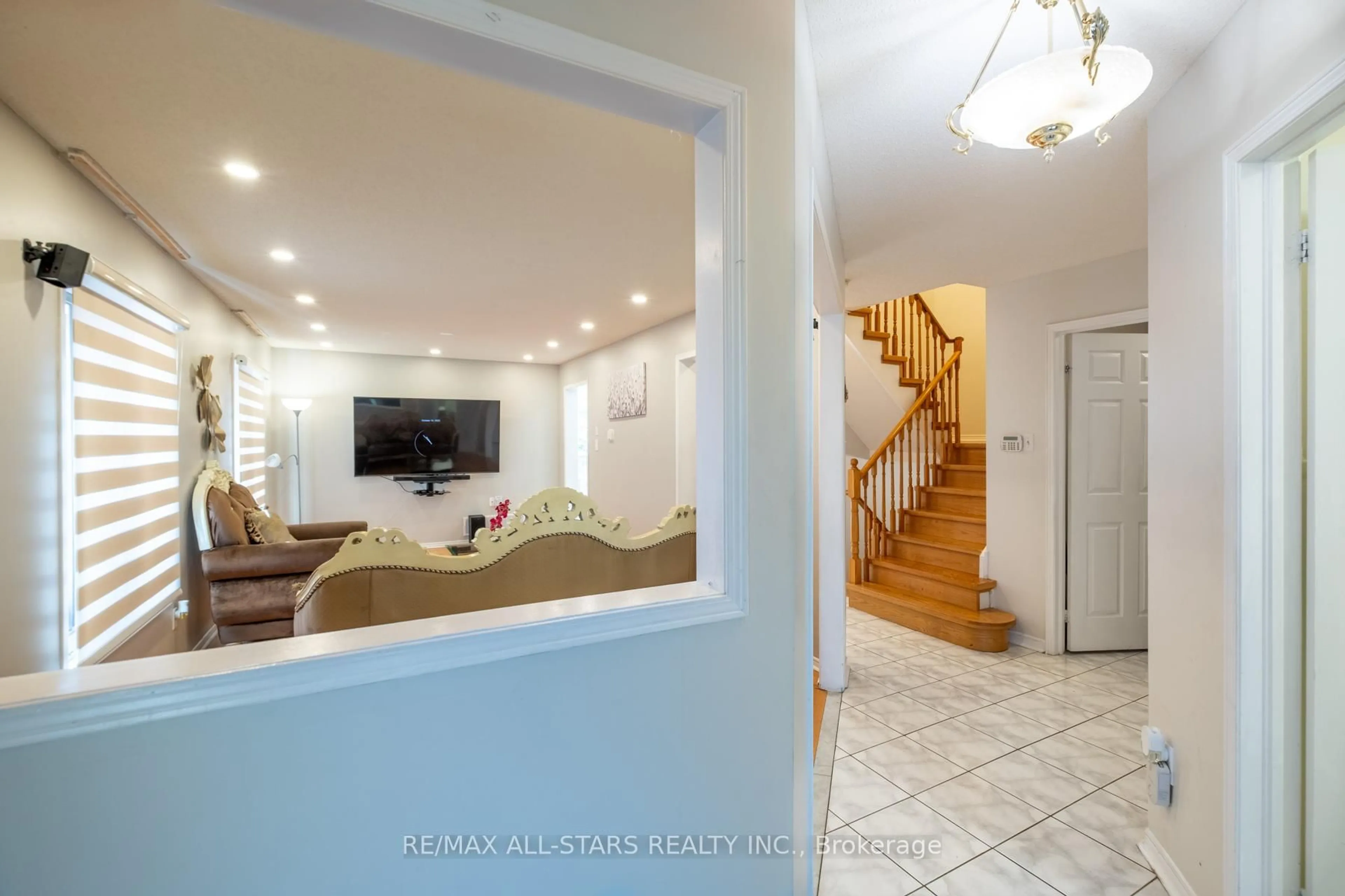 Indoor foyer for 211 Sophia Rd, Markham Ontario L3S 4C5
