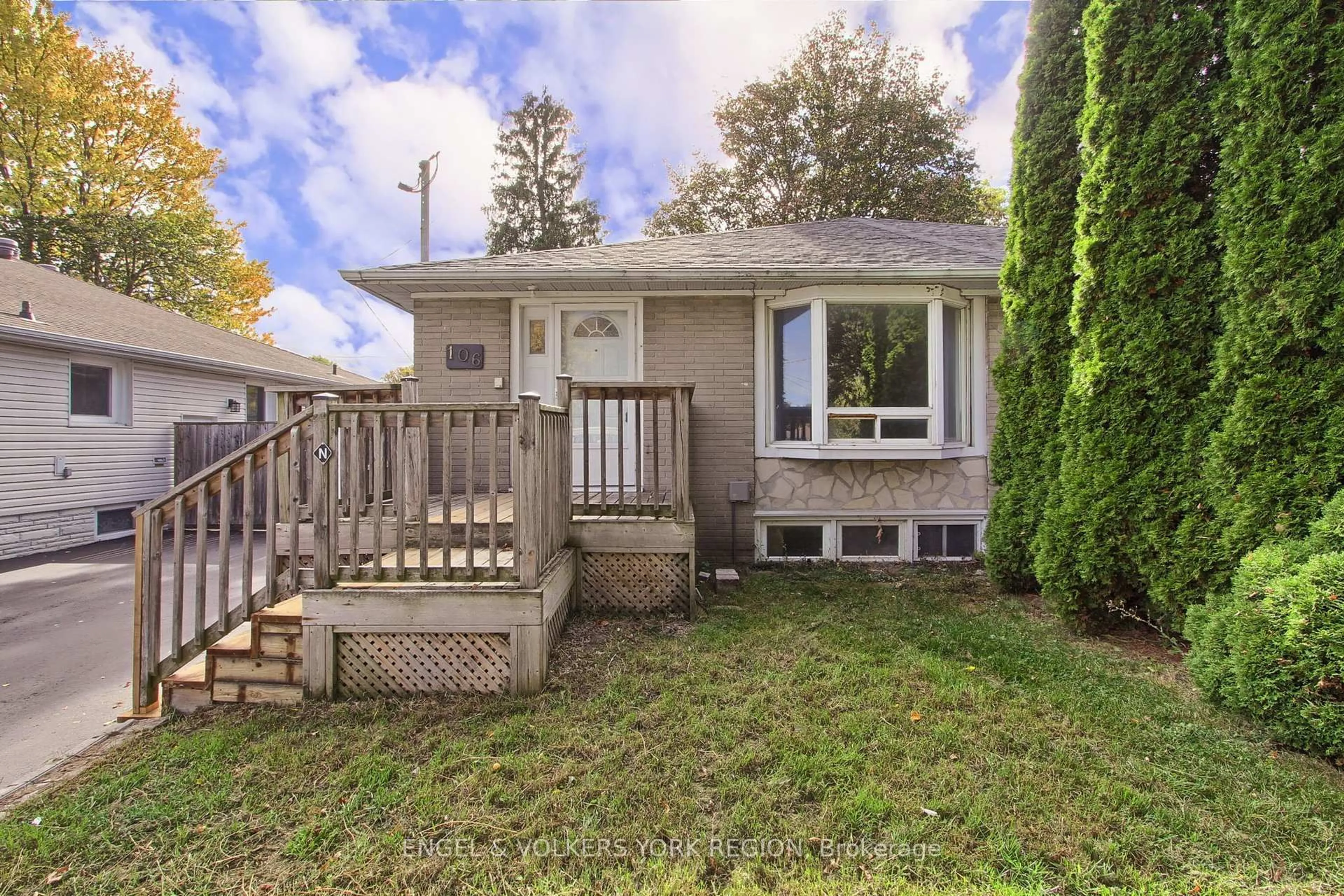 Home with vinyl exterior material, street for 106 Sheldon Ave, Newmarket Ontario L3Y 2L4