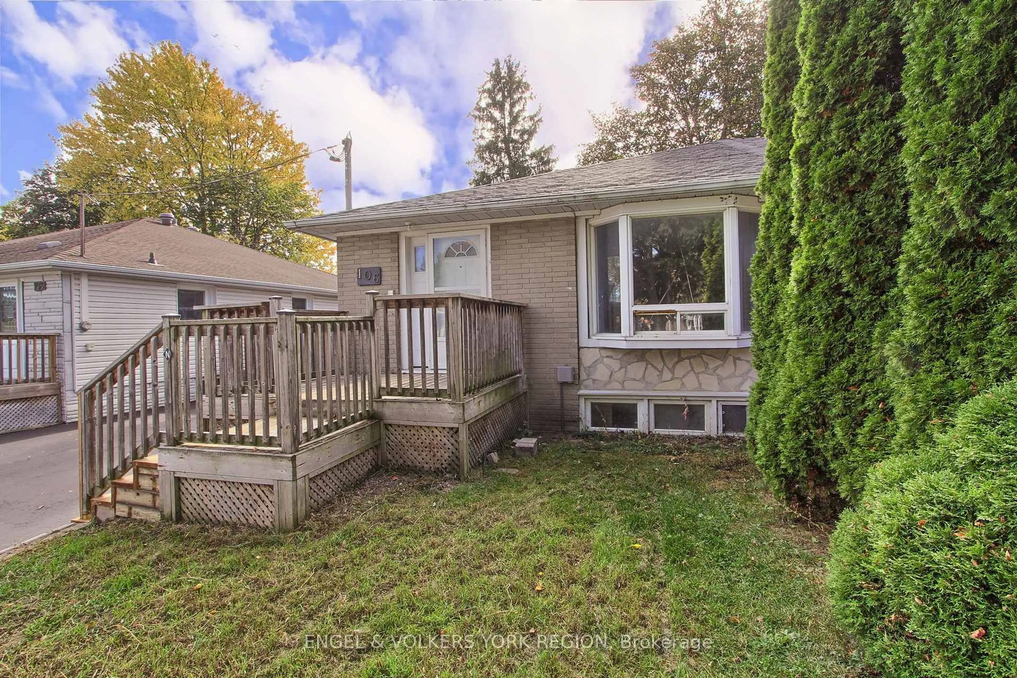 Patio, street for 106 Sheldon Ave, Newmarket Ontario L3Y 2L4