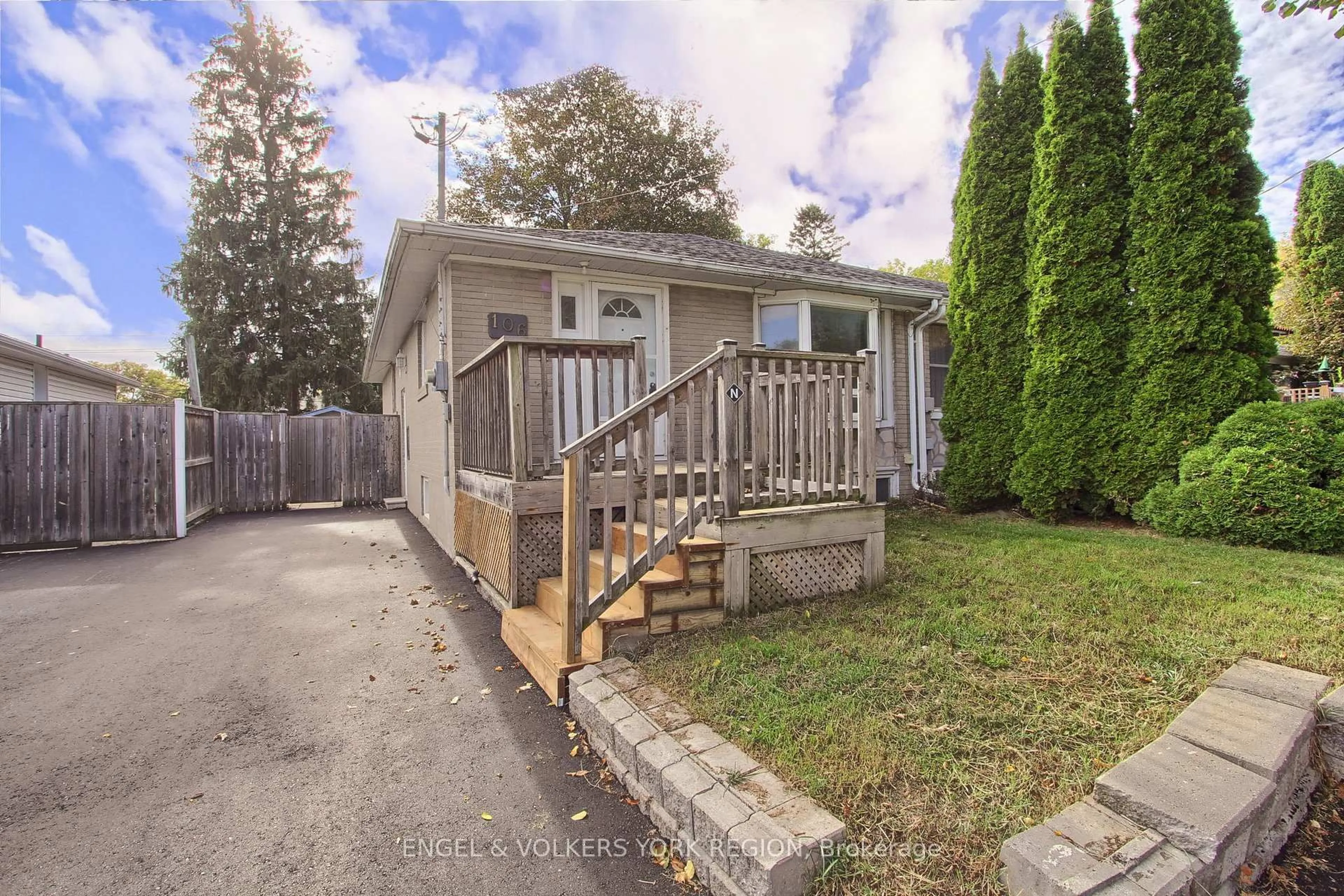 Shed for 106 Sheldon Ave, Newmarket Ontario L3Y 2L4