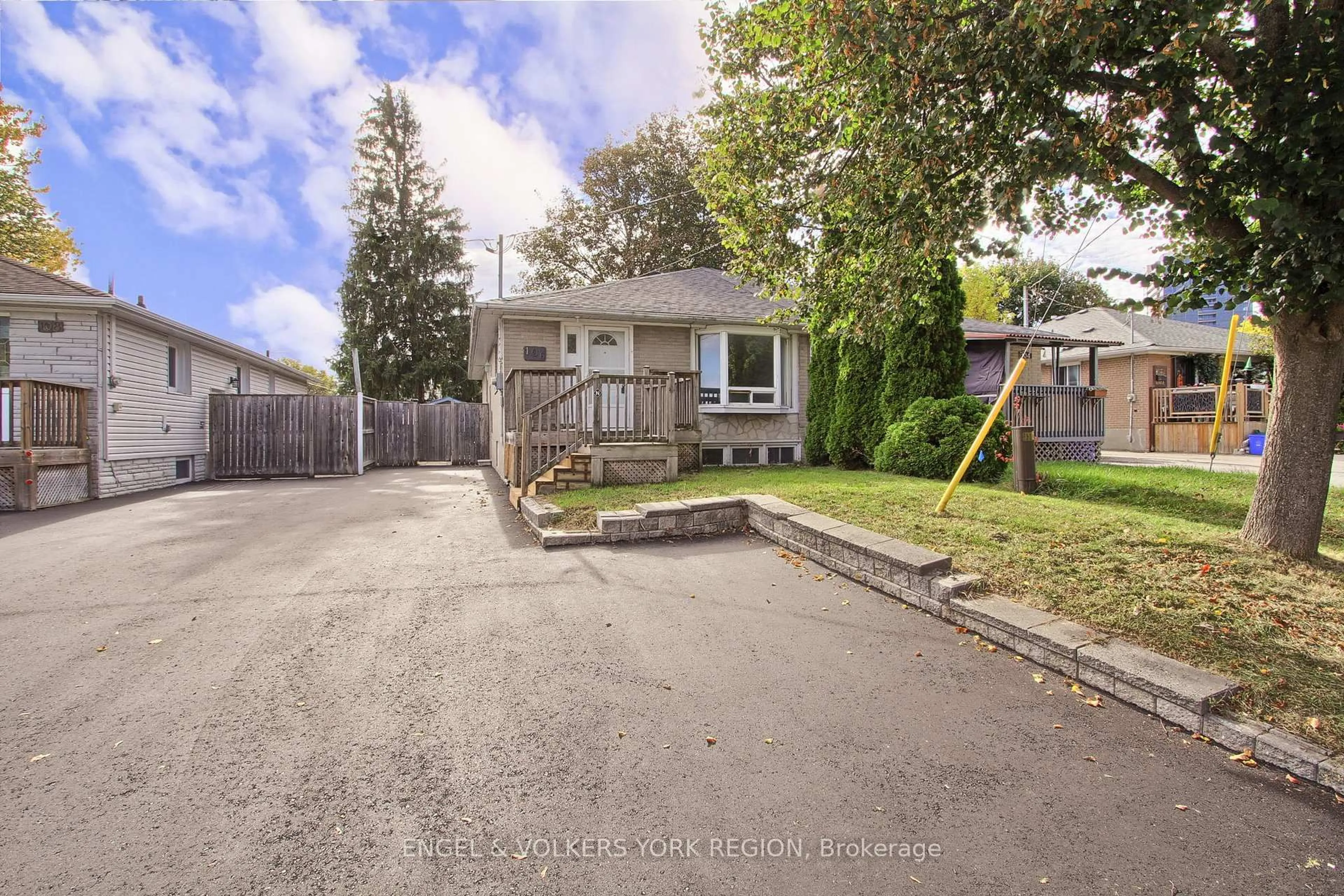 A pic from outside/outdoor area/front of a property/back of a property/a pic from drone, street for 106 Sheldon Ave, Newmarket Ontario L3Y 2L4