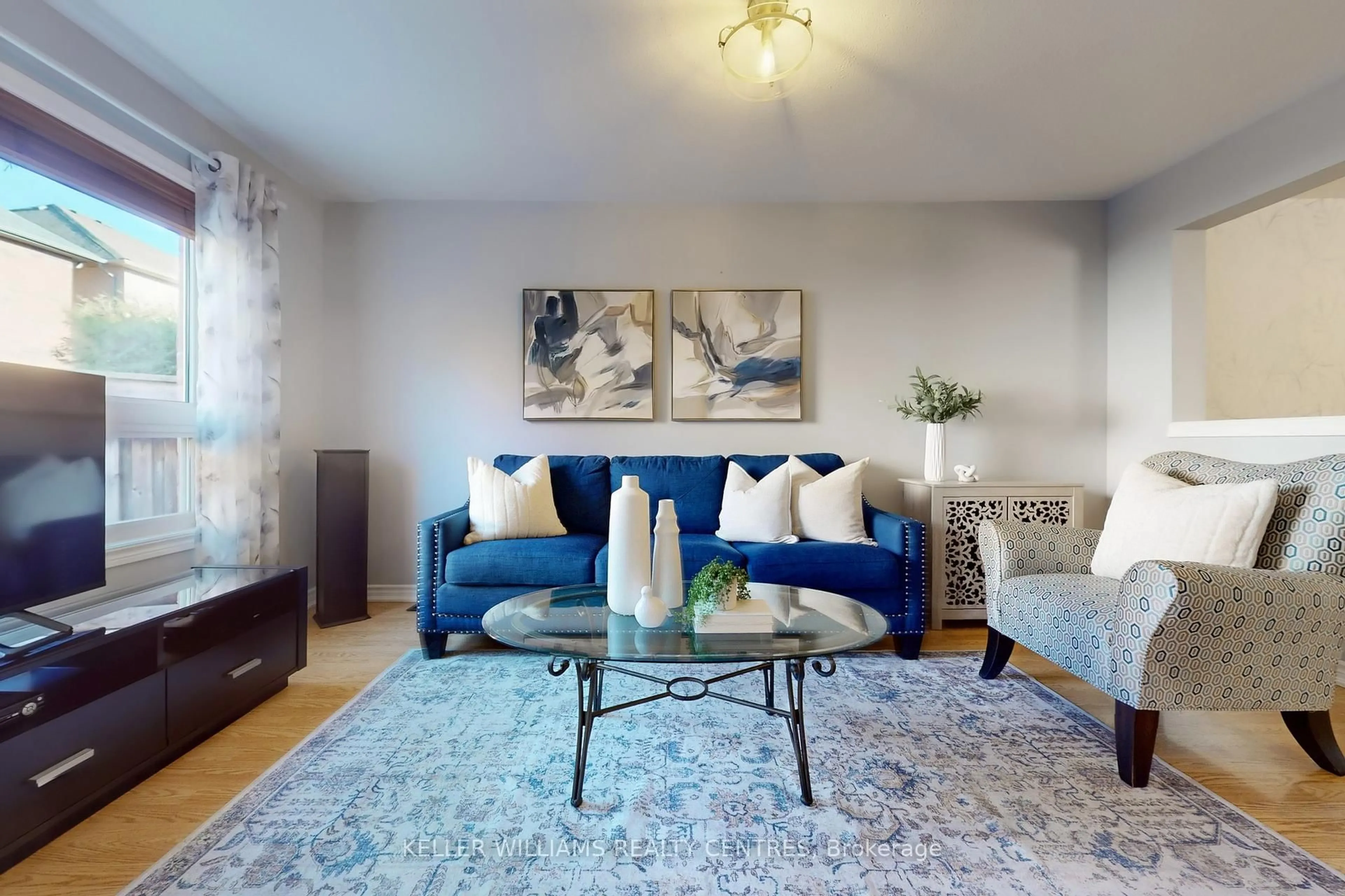 Living room with furniture, carpet floor for 93 Barr Cres, Aurora Ontario L4G 0C2