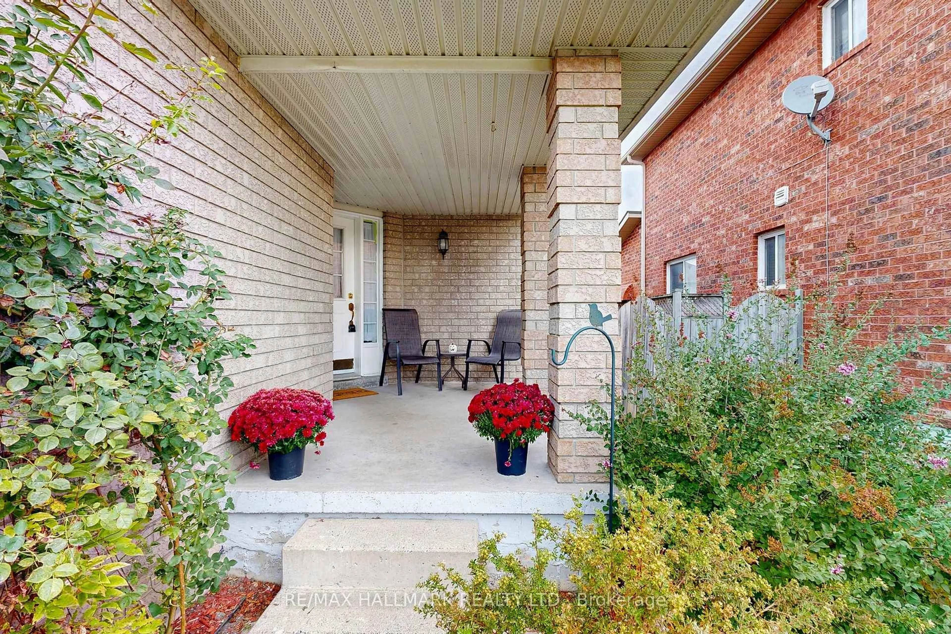 Patio, street for 148 Fairwood Dr, Georgina Ontario L4P 3Y2