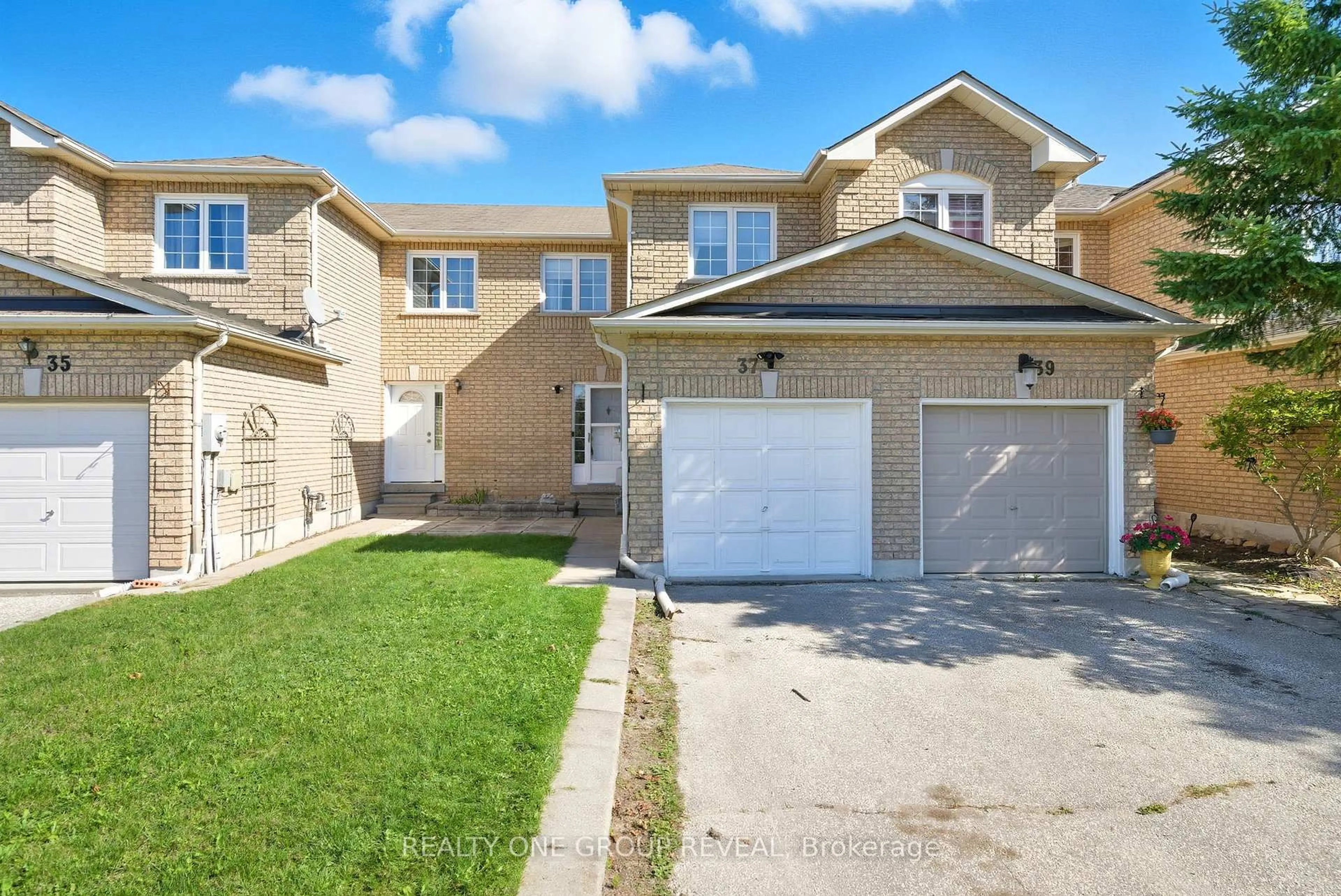 A pic from outside/outdoor area/front of a property/back of a property/a pic from drone, street for 37 Mainprize Cres, East Gwillimbury Ontario L0G 1M0