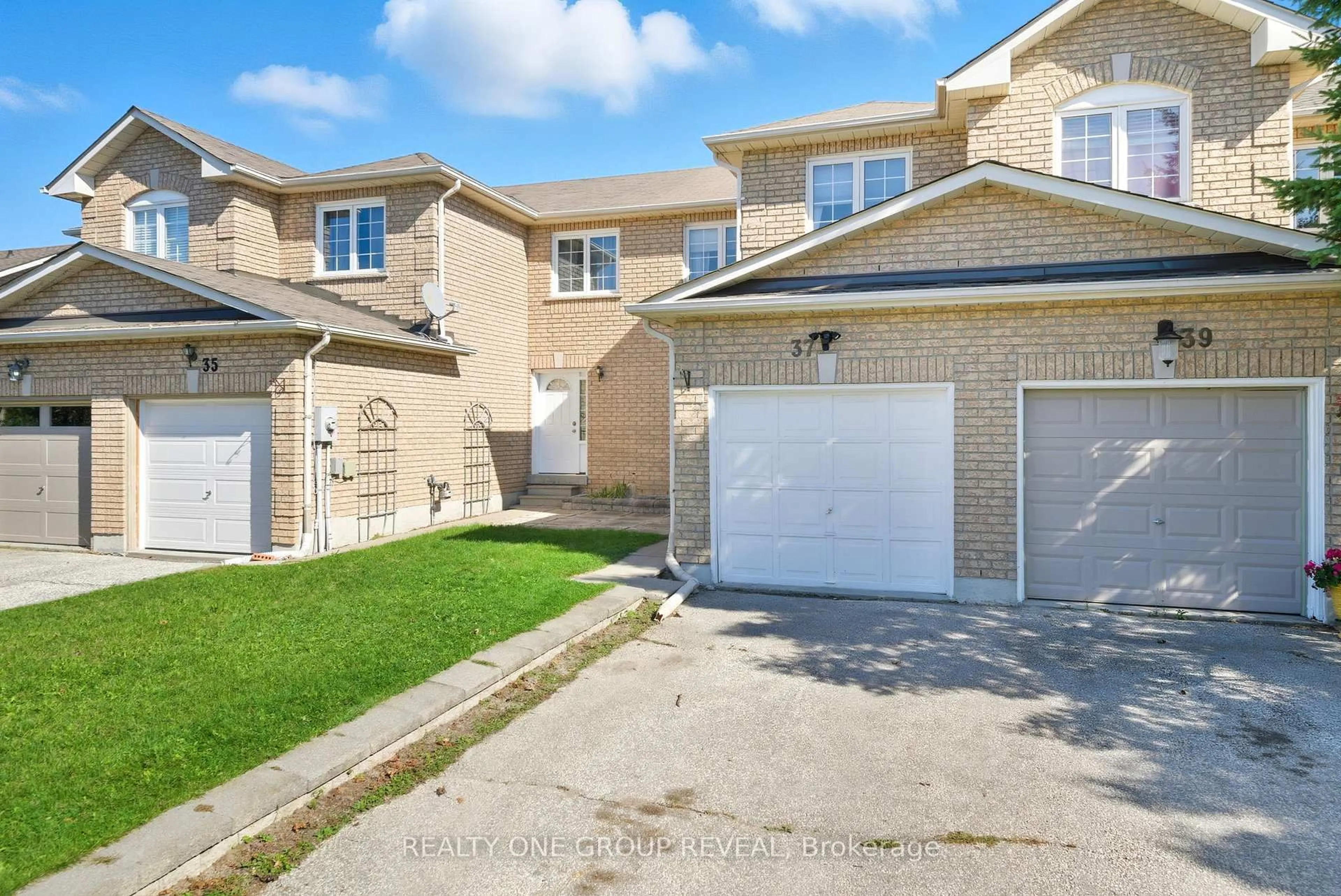A pic from outside/outdoor area/front of a property/back of a property/a pic from drone, street for 37 Mainprize Cres, East Gwillimbury Ontario L0G 1M0