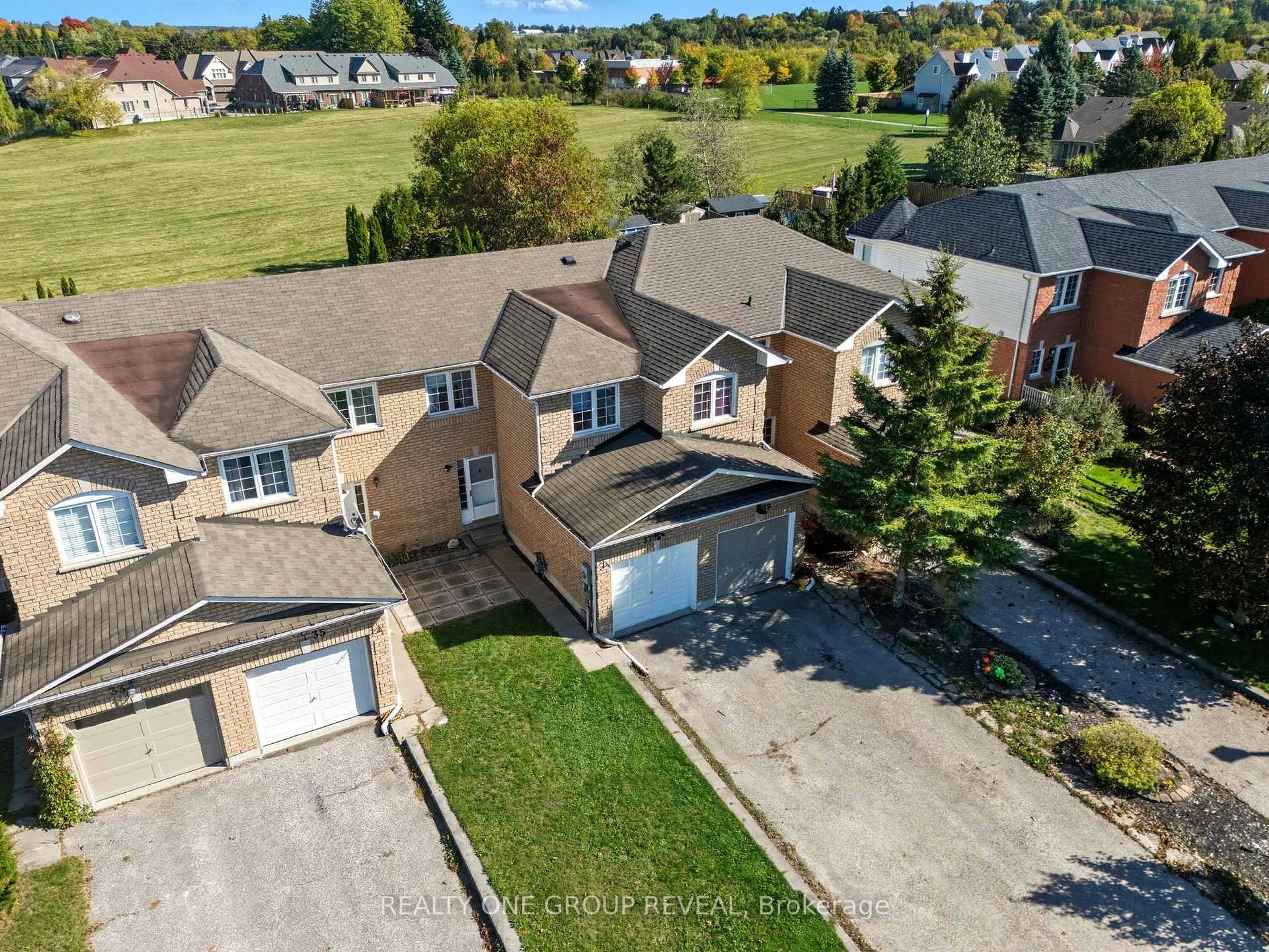 A pic from outside/outdoor area/front of a property/back of a property/a pic from drone, street for 37 Mainprize Cres, East Gwillimbury Ontario L0G 1M0