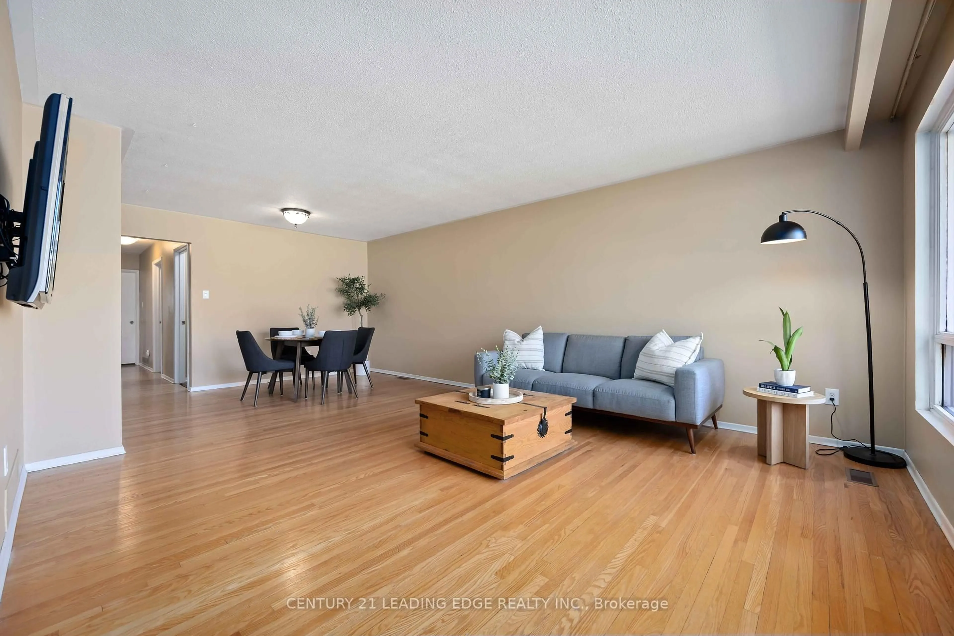 Living room with furniture, wood/laminate floor for 474 Rupert Ave, Whitchurch-Stouffville Ontario L4A 1T1