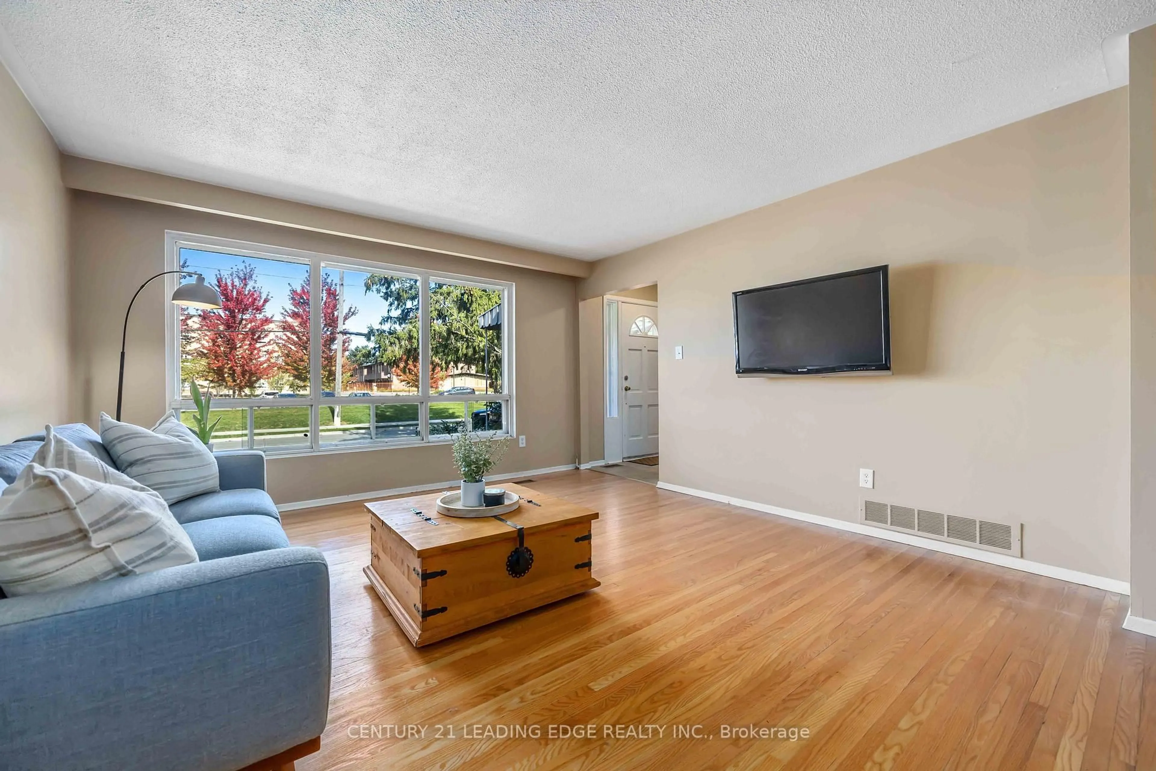 Living room with furniture, unknown for 474 Rupert Ave, Whitchurch-Stouffville Ontario L4A 1T1
