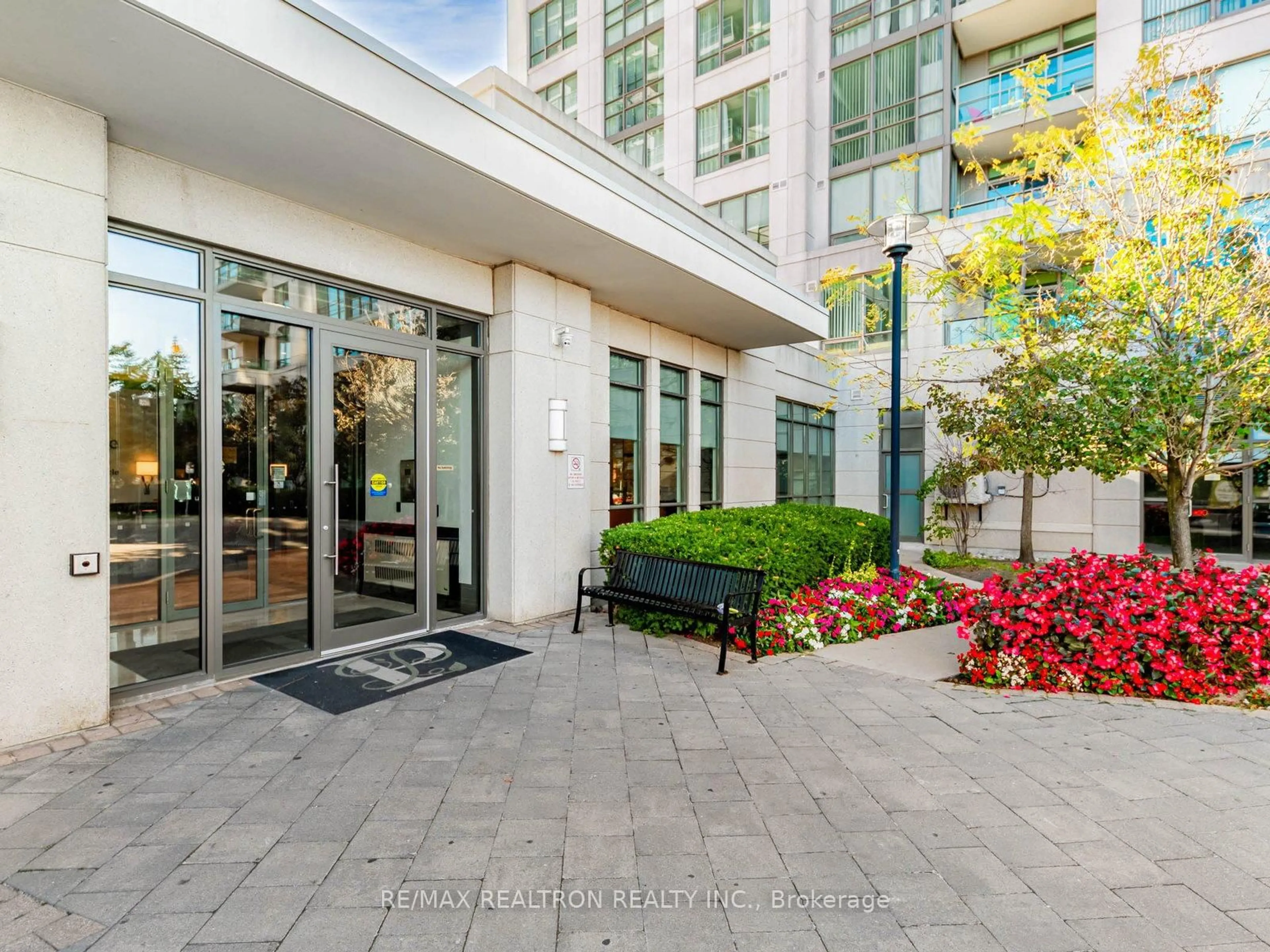 Indoor foyer for 100 Promenade Circ #608, Vaughan Ontario L4J 7W7