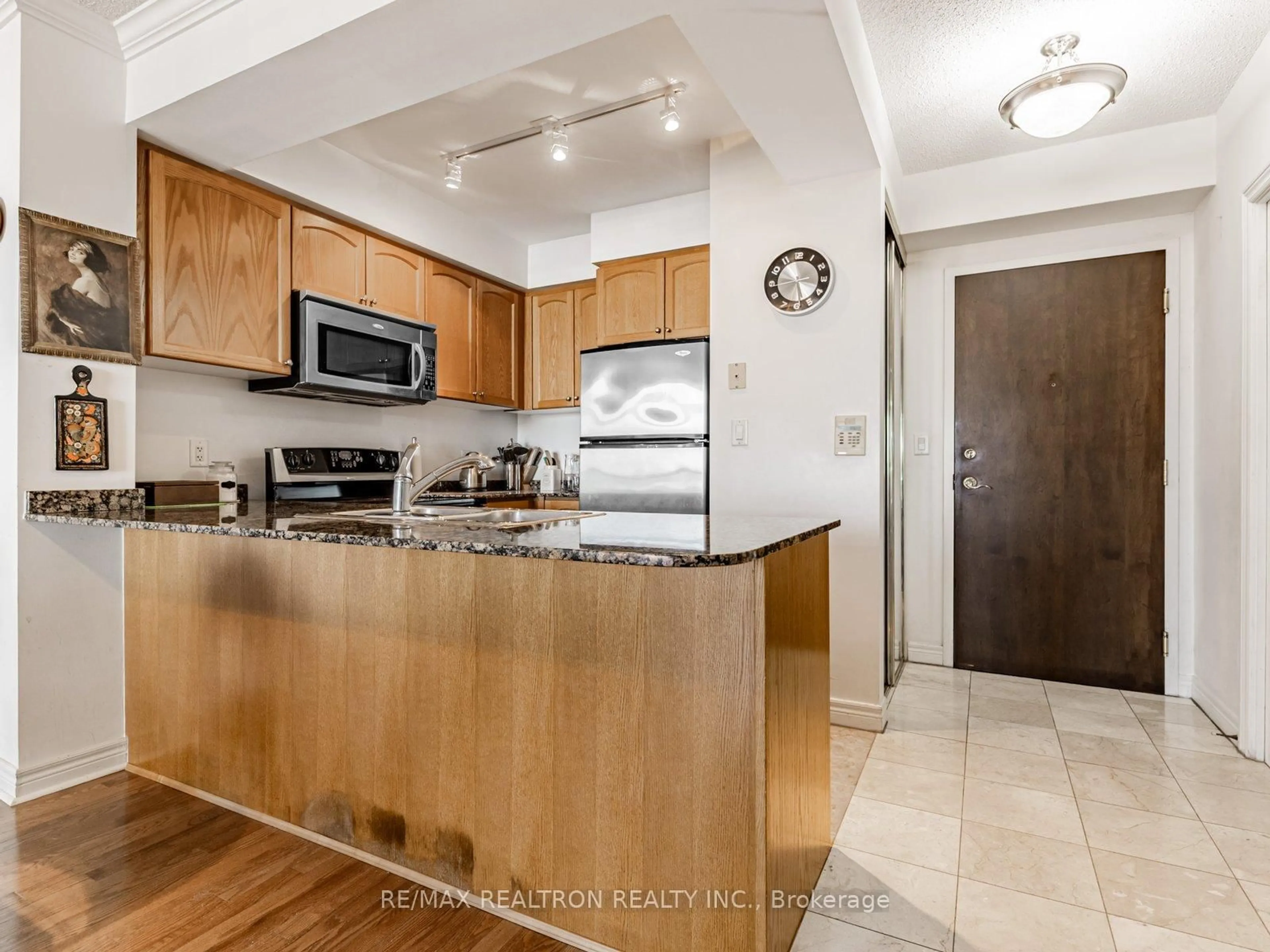 Standard kitchen, unknown for 100 Promenade Circ #608, Vaughan Ontario L4J 7W7